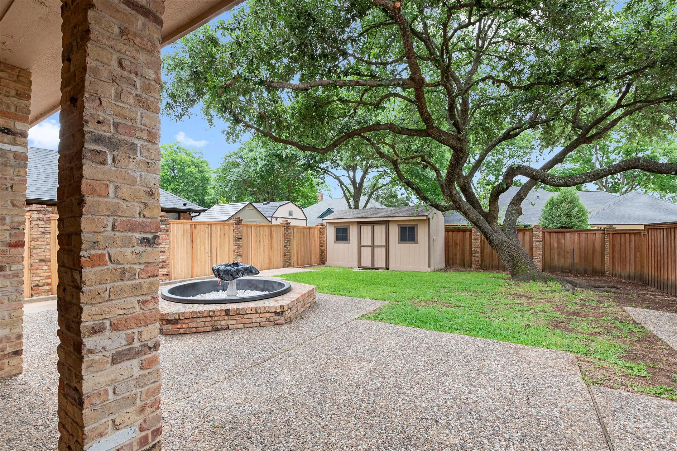 Single Family Residence For Sale in Dallas County , 3114 Oak Trail Drive, Rowlett, Texas 75088, 3 Bedroom, 2 Bathroom, 2 Garage spaces, 2,081 Sqft, built in 1984, mls#21278588, Real Estate Agent in Rowlett, Homes For Sale in Dallas county, Homes For Sale in Rowlett, Realtor in Rowlett Texas, Real Estate Brokerage Independent Realty Texas, Luminita Cordes Realtor