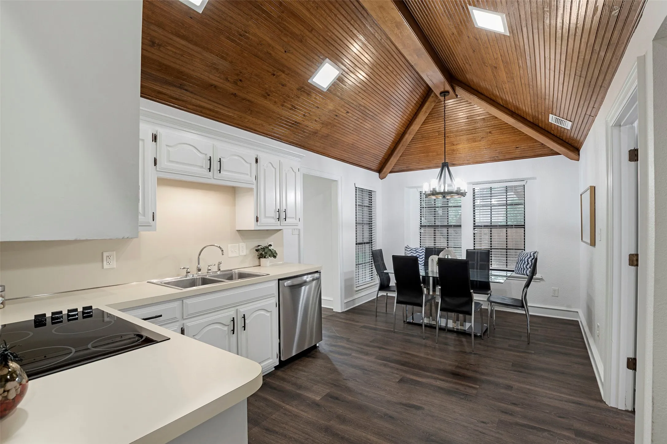 Single Family Residence For Sale in Dallas County , 3114 Oak Trail Drive, Rowlett, Texas 75088, 3 Bedroom, 2 Bathroom, 2 Garage spaces, 2,081 Sqft, built in 1984, mls#21278588, Real Estate Agent in Rowlett, Homes For Sale in Dallas county, Homes For Sale in Rowlett, Realtor in Rowlett Texas, Real Estate Brokerage Independent Realty Texas, Luminita Cordes Realtor