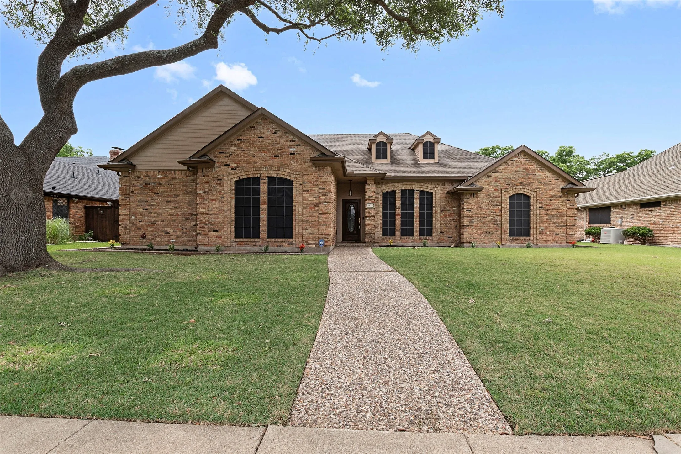 Single Family Residence For Sale in Dallas County , 3114 Oak Trail Drive, Rowlett, Texas 75088, 3 Bedroom, 2 Bathroom, 2 Garage spaces, 2,081 Sqft, built in 1984, mls#21278588, Real Estate Agent in Rowlett, Homes For Sale in Dallas county, Homes For Sale in Rowlett, Realtor in Rowlett Texas, Real Estate Brokerage Independent Realty Texas, Luminita Cordes Realtor