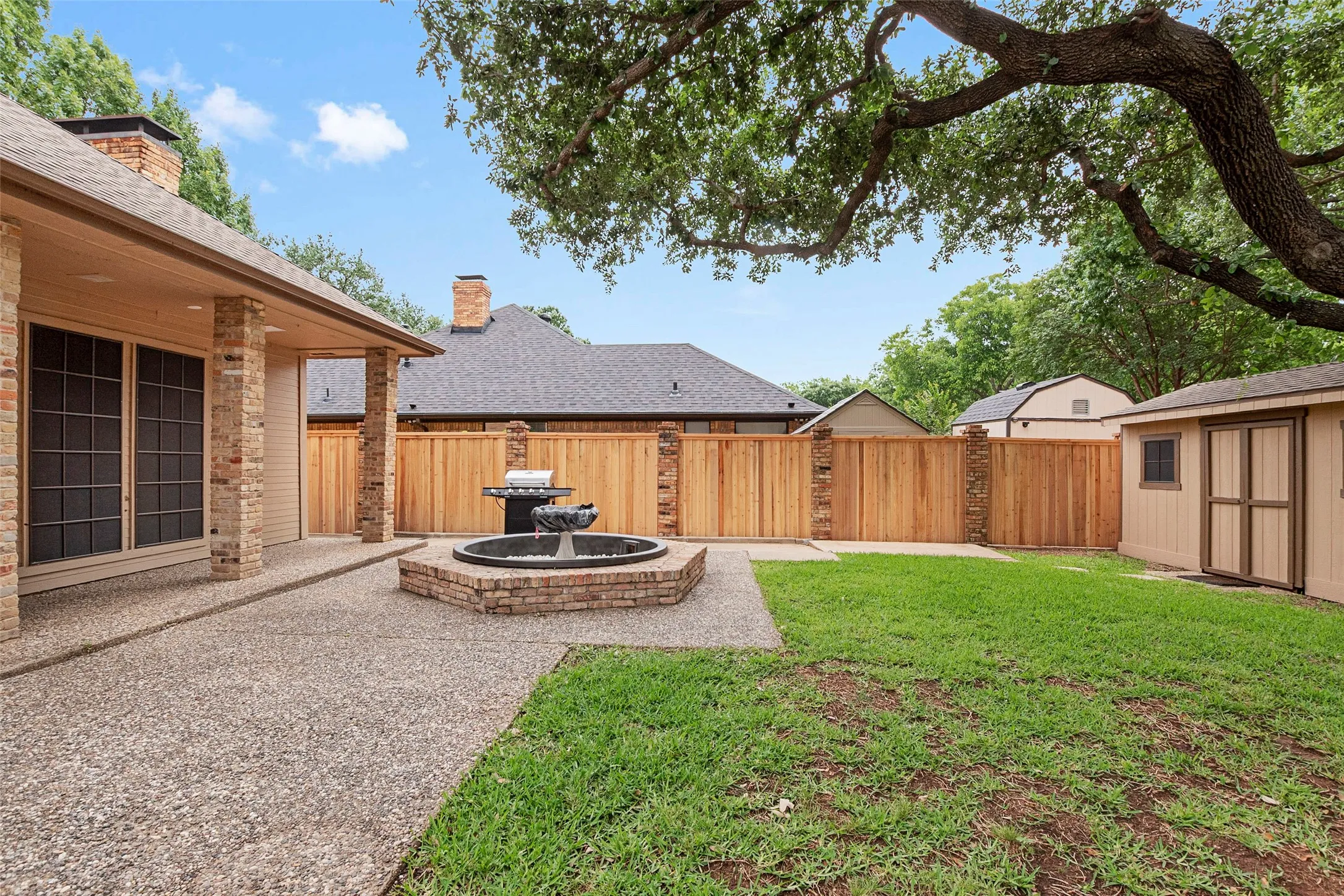 Single Family Residence For Sale in Dallas County , 3114 Oak Trail Drive, Rowlett, Texas 75088, 3 Bedroom, 2 Bathroom, 2 Garage spaces, 2,081 Sqft, built in 1984, mls#21278588, Real Estate Agent in Rowlett, Homes For Sale in Dallas county, Homes For Sale in Rowlett, Realtor in Rowlett Texas, Real Estate Brokerage Independent Realty Texas, Luminita Cordes Realtor