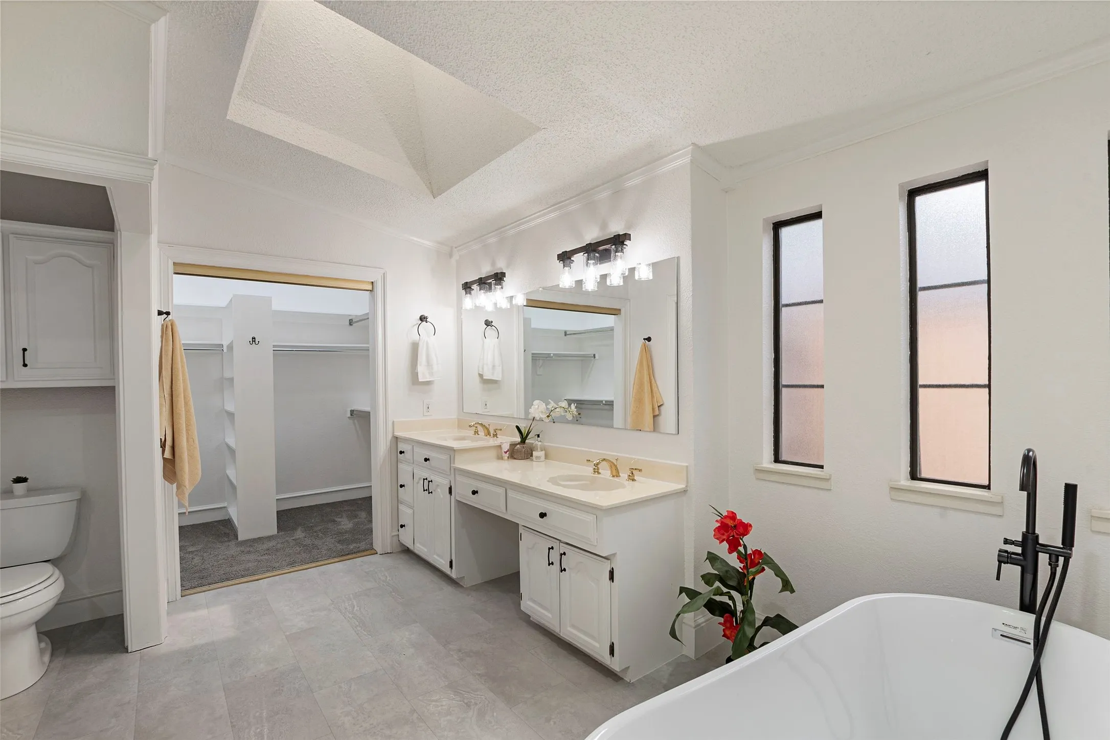 Single Family Residence For Sale in Dallas County , 3114 Oak Trail Drive, Rowlett, Texas 75088, 3 Bedroom, 2 Bathroom, 2 Garage spaces, 2,081 Sqft, built in 1984, mls#21278588, Real Estate Agent in Rowlett, Homes For Sale in Dallas county, Homes For Sale in Rowlett, Realtor in Rowlett Texas, Real Estate Brokerage Independent Realty Texas, Luminita Cordes Realtor