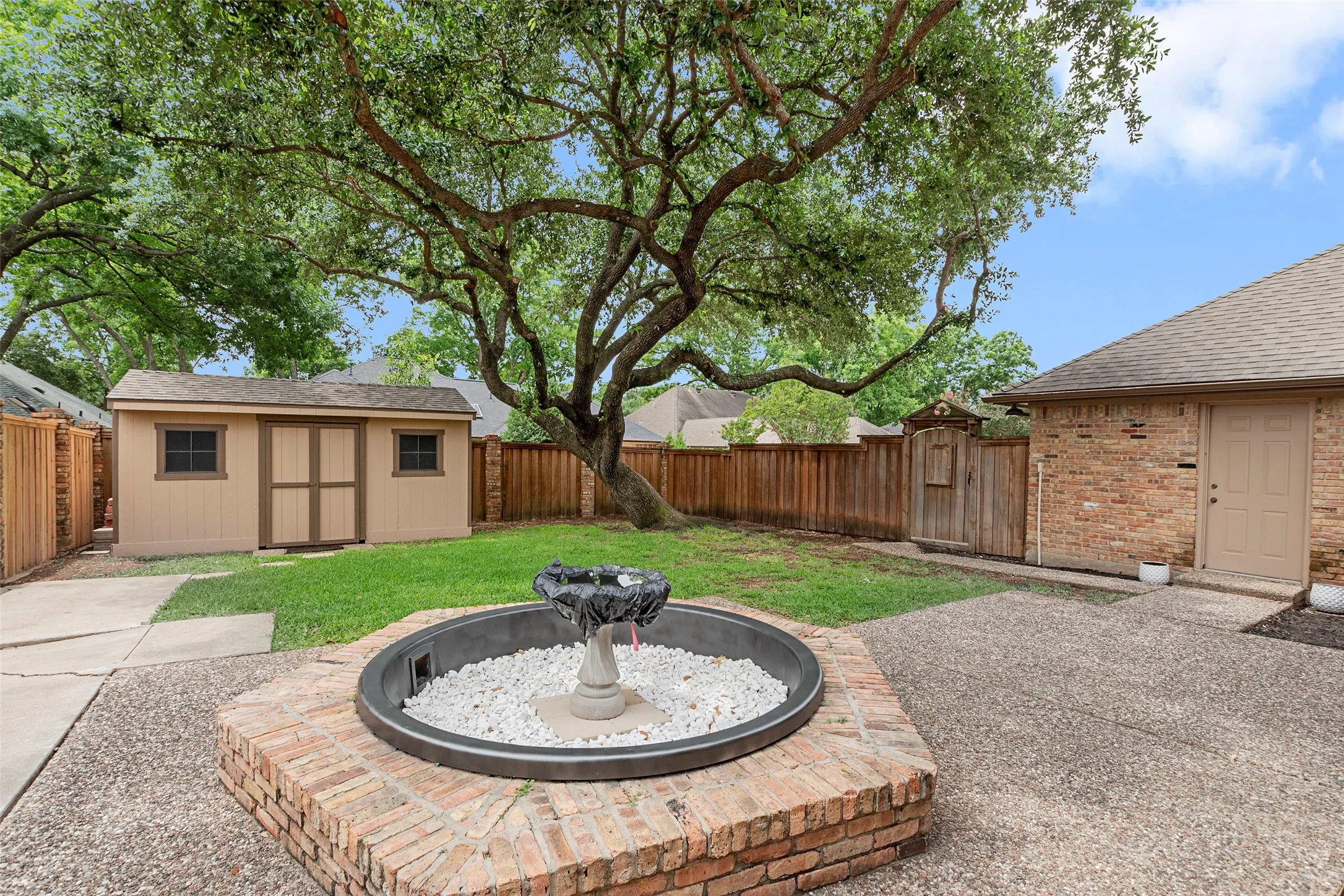 Single Family Residence For Sale in Dallas County , 3114 Oak Trail Drive, Rowlett, Texas 75088, 3 Bedroom, 2 Bathroom, 2 Garage spaces, 2,081 Sqft, built in 1984, mls#21278588, Real Estate Agent in Rowlett, Homes For Sale in Dallas county, Homes For Sale in Rowlett, Realtor in Rowlett Texas, Real Estate Brokerage Independent Realty Texas, Luminita Cordes Realtor