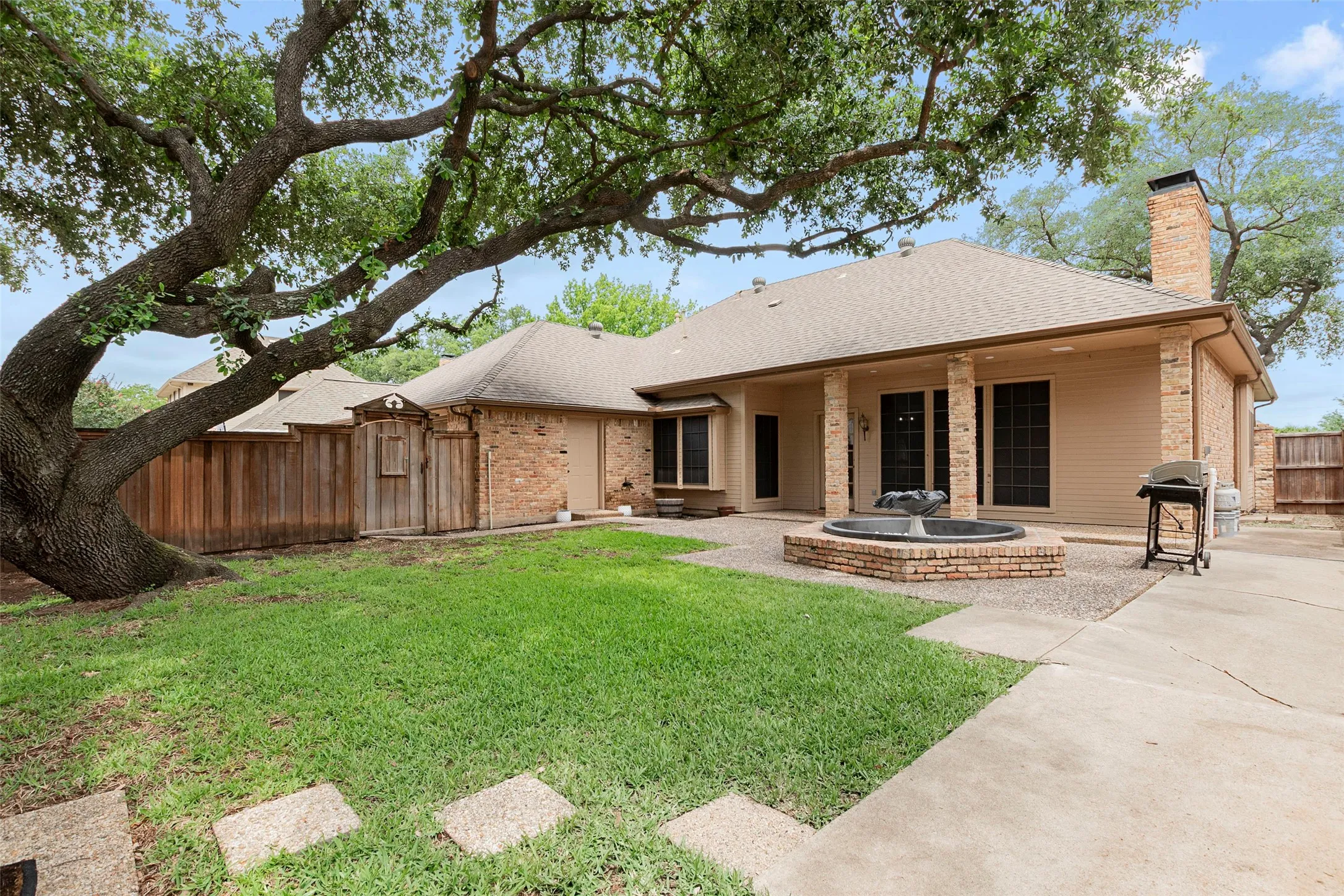 Single Family Residence For Sale in Dallas County , 3114 Oak Trail Drive, Rowlett, Texas 75088, 3 Bedroom, 2 Bathroom, 2 Garage spaces, 2,081 Sqft, built in 1984, mls#21278588, Real Estate Agent in Rowlett, Homes For Sale in Dallas county, Homes For Sale in Rowlett, Realtor in Rowlett Texas, Real Estate Brokerage Independent Realty Texas, Luminita Cordes Realtor