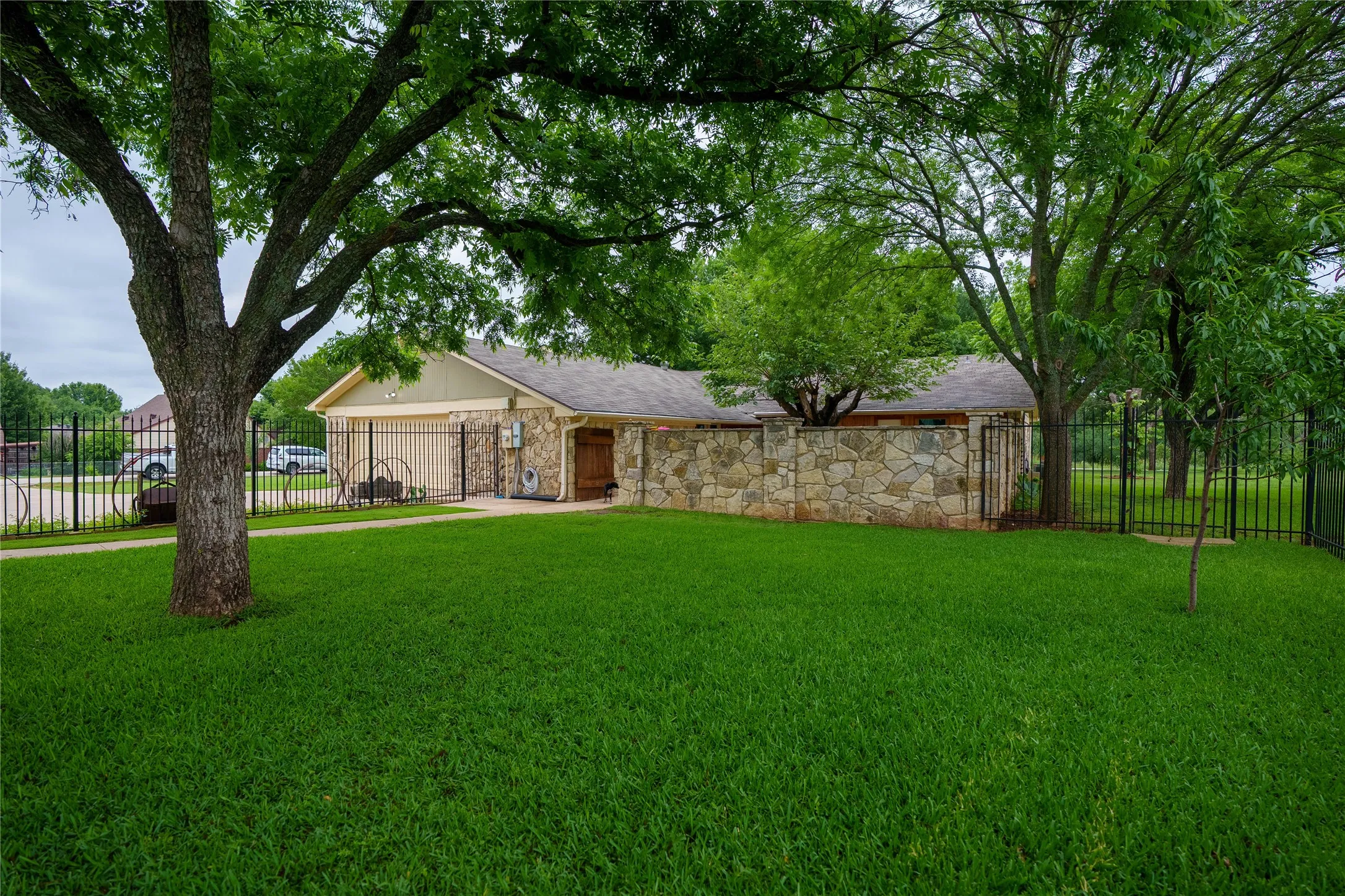 Single Family Residence For Sale in Denton County , 920 Brush Creek Road, Argyle, Texas 76226, 4 Bedroom, 3 Bathroom, 2 Garage spaces, 3,218 Sqft, built in 1974, mls#21253760, Real Estate Agent in Argyle, Homes For Sale in Denton county, Homes For Sale in Argyle, Realtor in Argyle Texas, Real Estate Brokerage Independent Realty Texas, Luminita Cordes Realtor
