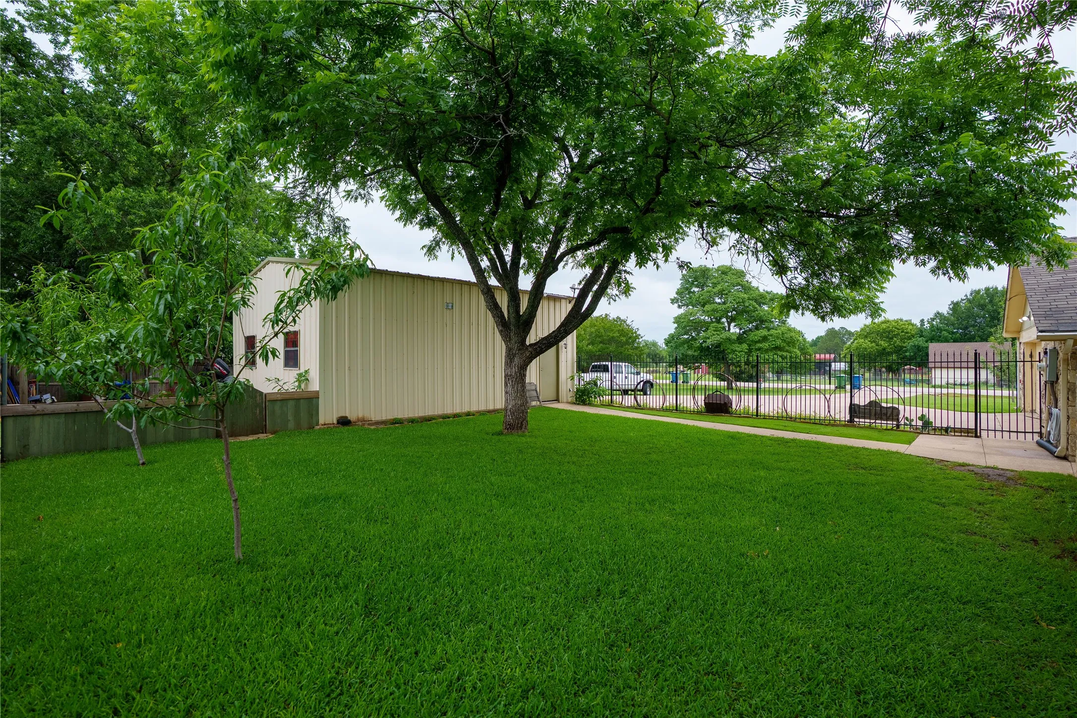 Single Family Residence For Sale in Denton County , 920 Brush Creek Road, Argyle, Texas 76226, 4 Bedroom, 3 Bathroom, 2 Garage spaces, 3,218 Sqft, built in 1974, mls#21253760, Real Estate Agent in Argyle, Homes For Sale in Denton county, Homes For Sale in Argyle, Realtor in Argyle Texas, Real Estate Brokerage Independent Realty Texas, Luminita Cordes Realtor