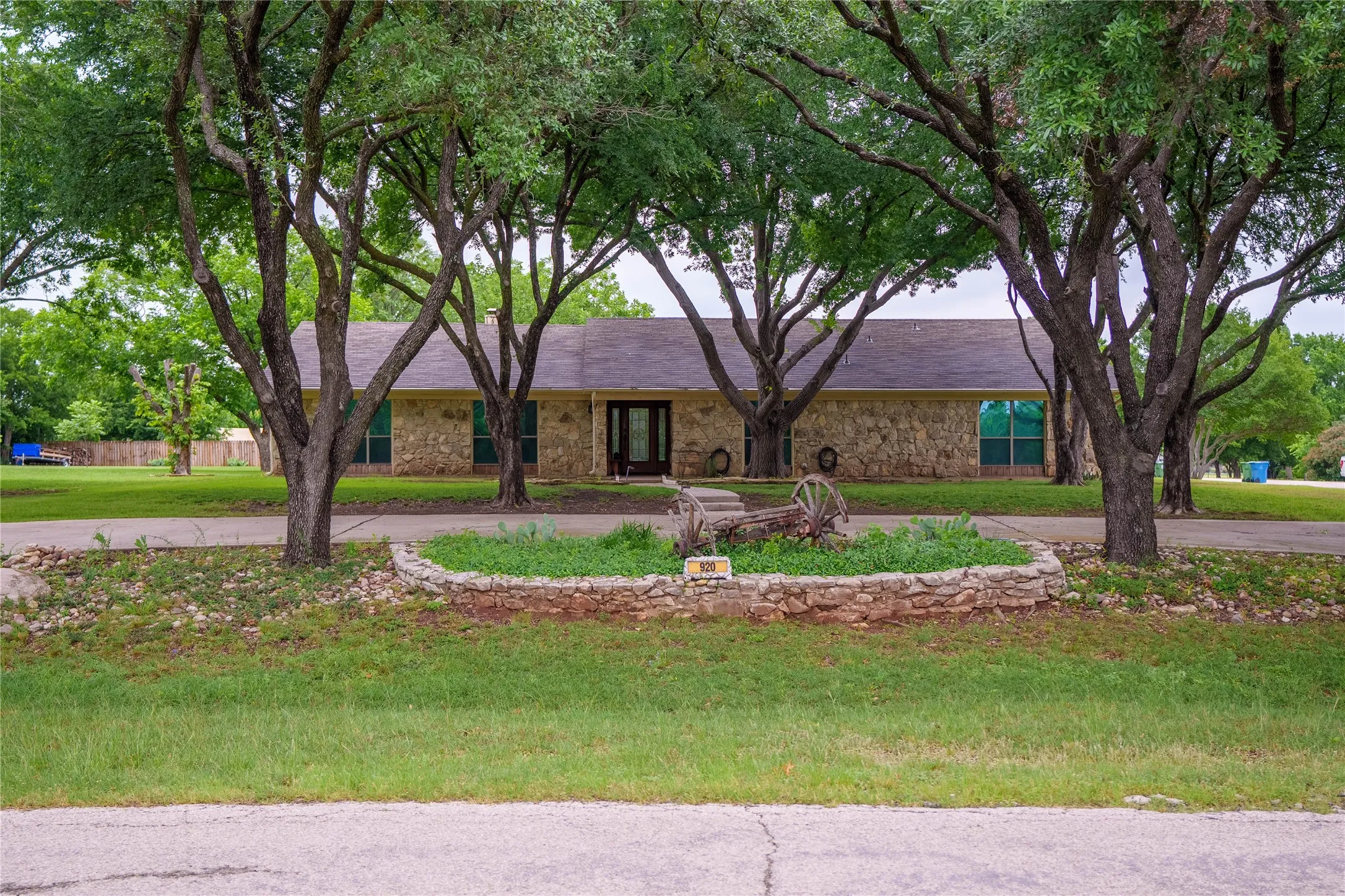 Single Family Residence For Sale in Denton County , 920 Brush Creek Road, Argyle, Texas 76226, 4 Bedroom, 3 Bathroom, 2 Garage spaces, 3,218 Sqft, built in 1974, mls#21253760, Real Estate Agent in Argyle, Homes For Sale in Denton county, Homes For Sale in Argyle, Realtor in Argyle Texas, Real Estate Brokerage Independent Realty Texas, Luminita Cordes Realtor