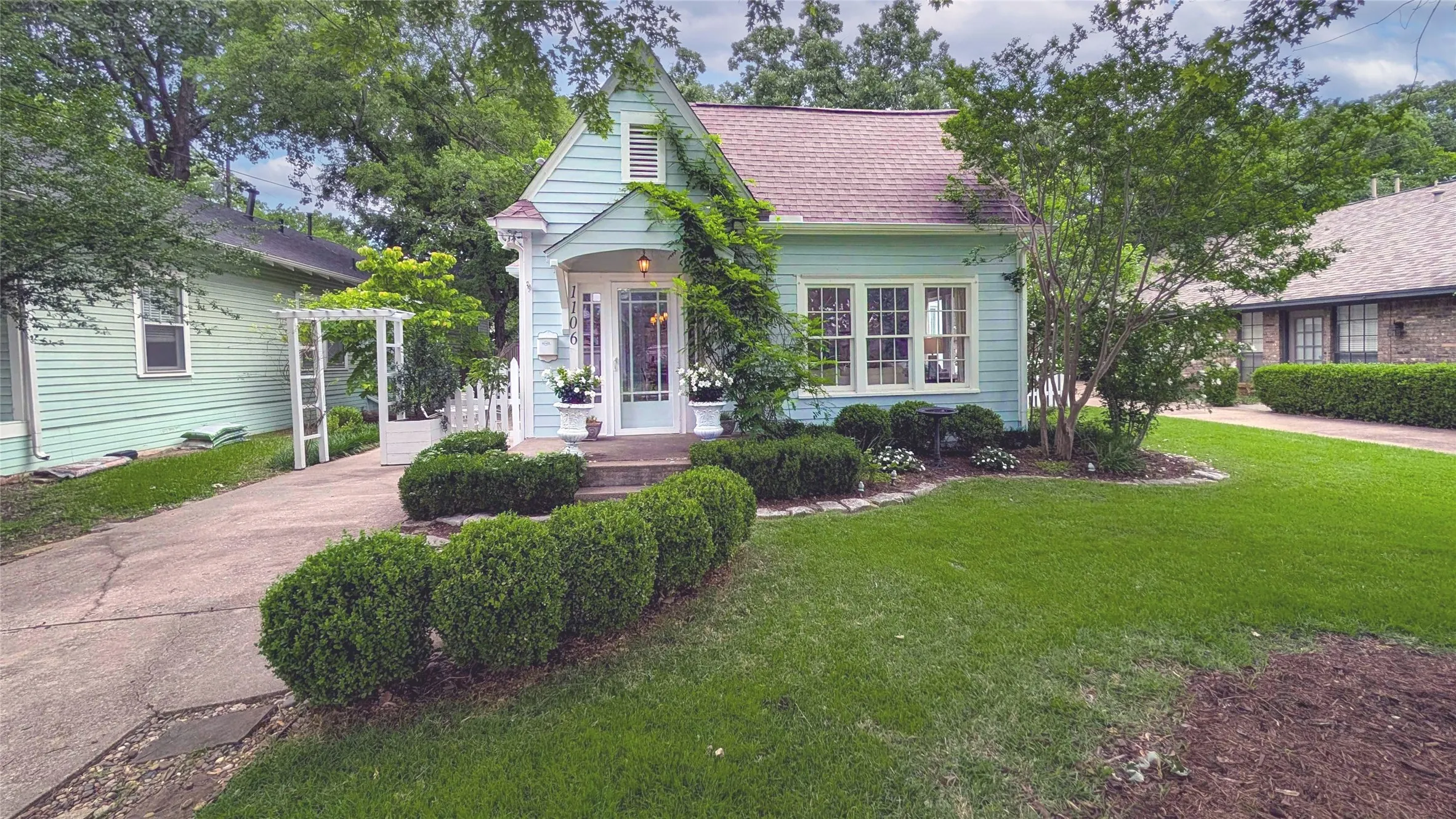 Single Family Residence For Sale in Collin County , 1106 Tucker Street, Mc Kinney, Texas 75069, 3 Bedroom, 2 Bathroom, Garage spaces, 2,090 Sqft, built in 1900, mls#21278577, Real Estate Agent in Mc Kinney, Homes For Sale in Collin county, Homes For Sale in Mc Kinney, Realtor in Mc Kinney Texas, Real Estate Brokerage Independent Realty Texas, Luminita Cordes Realtor