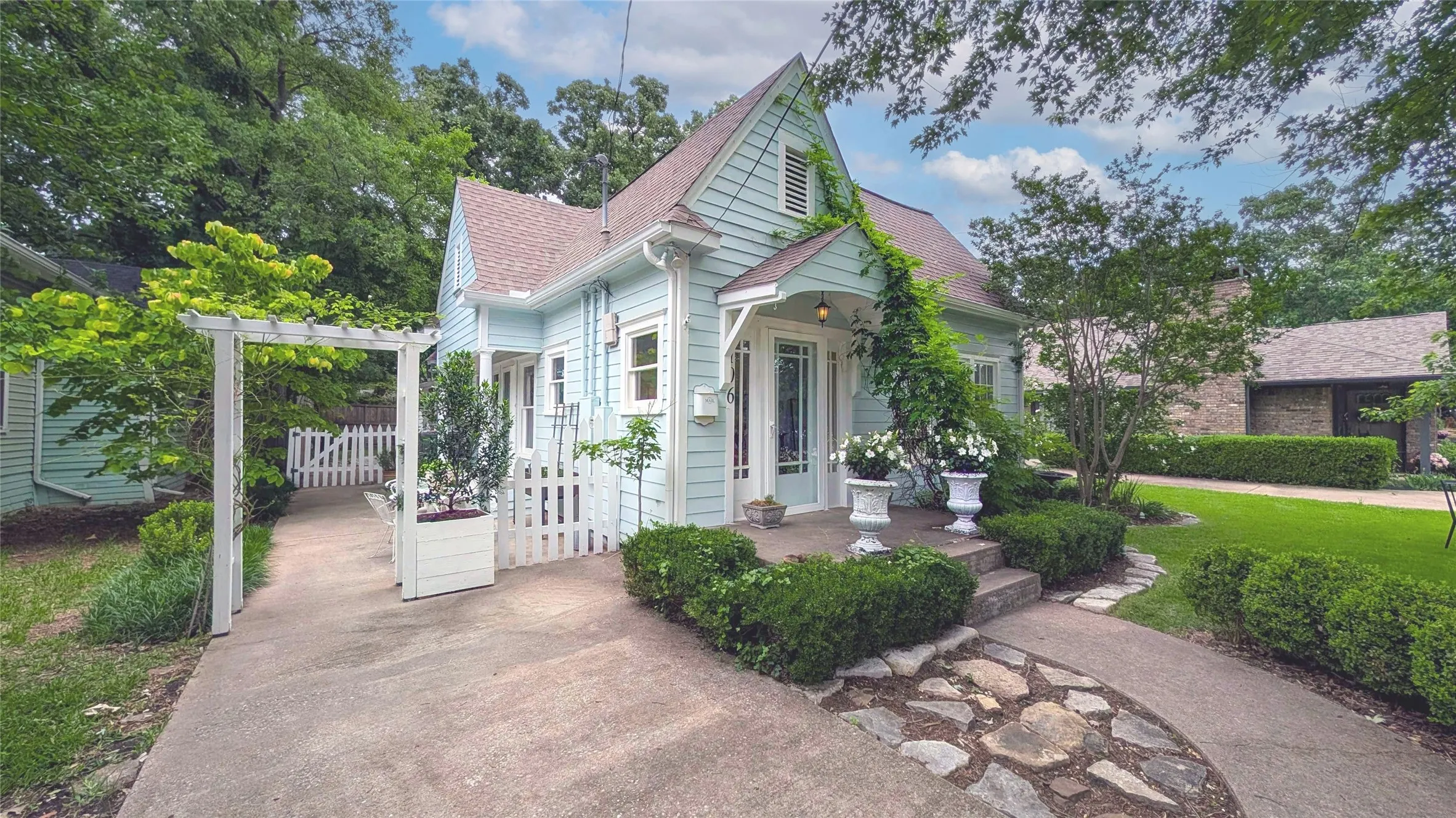 Single Family Residence For Sale in Collin County , 1106 Tucker Street, Mc Kinney, Texas 75069, 3 Bedroom, 2 Bathroom, Garage spaces, 2,090 Sqft, built in 1900, mls#21278577, Real Estate Agent in Mc Kinney, Homes For Sale in Collin county, Homes For Sale in Mc Kinney, Realtor in Mc Kinney Texas, Real Estate Brokerage Independent Realty Texas, Luminita Cordes Realtor