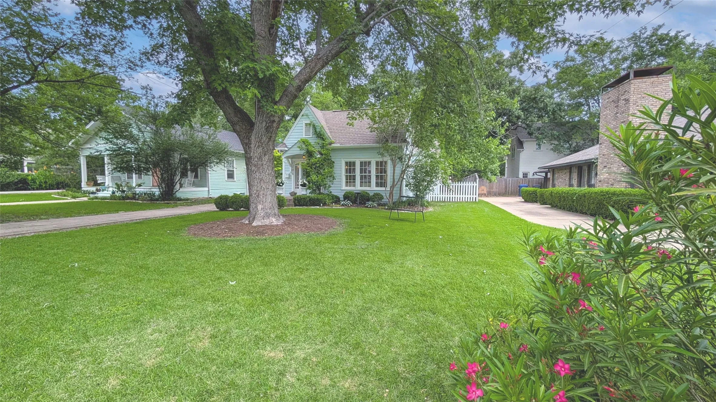 Single Family Residence For Sale in Collin County , 1106 Tucker Street, Mc Kinney, Texas 75069, 3 Bedroom, 2 Bathroom, Garage spaces, 2,090 Sqft, built in 1900, mls#21278577, Real Estate Agent in Mc Kinney, Homes For Sale in Collin county, Homes For Sale in Mc Kinney, Realtor in Mc Kinney Texas, Real Estate Brokerage Independent Realty Texas, Luminita Cordes Realtor