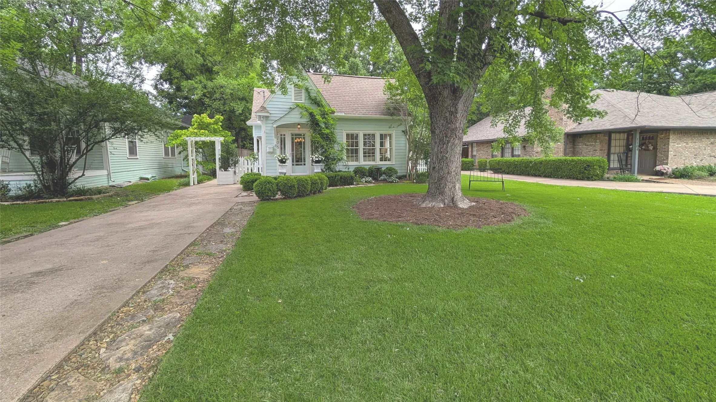Single Family Residence For Sale in Collin County , 1106 Tucker Street, Mc Kinney, Texas 75069, 3 Bedroom, 2 Bathroom, Garage spaces, 2,090 Sqft, built in 1900, mls#21278577, Real Estate Agent in Mc Kinney, Homes For Sale in Collin county, Homes For Sale in Mc Kinney, Realtor in Mc Kinney Texas, Real Estate Brokerage Independent Realty Texas, Luminita Cordes Realtor