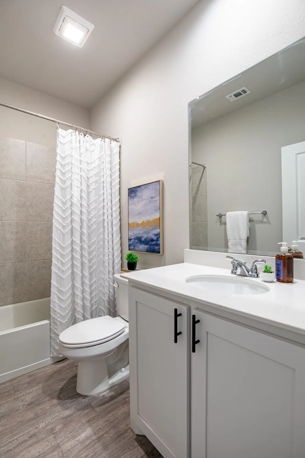 Full guest bathroom on the first floor between a guest bedroom and the office.