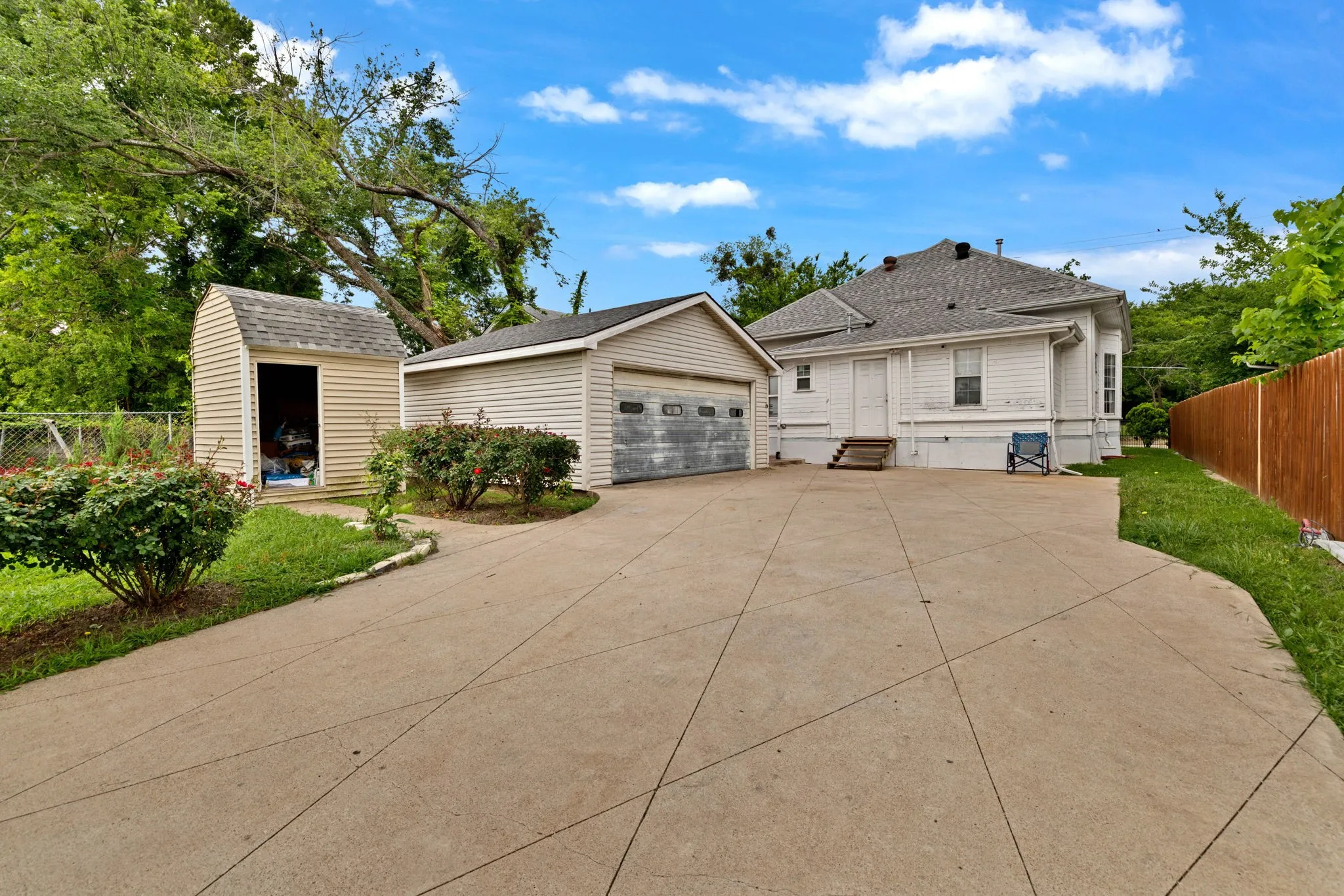 Single Family Residence For Sale in Hunt County , 1811 Wesley Street, Greenville, Texas 75401, 3 Bedroom, 1 Bathroom, 2 Garage spaces, 1,246 Sqft, built in 1945, mls#21278606, Real Estate Agent in Greenville, Homes For Sale in Hunt county, Homes For Sale in Greenville, Realtor in Greenville Texas, Real Estate Brokerage Independent Realty Texas, Luminita Cordes Realtor