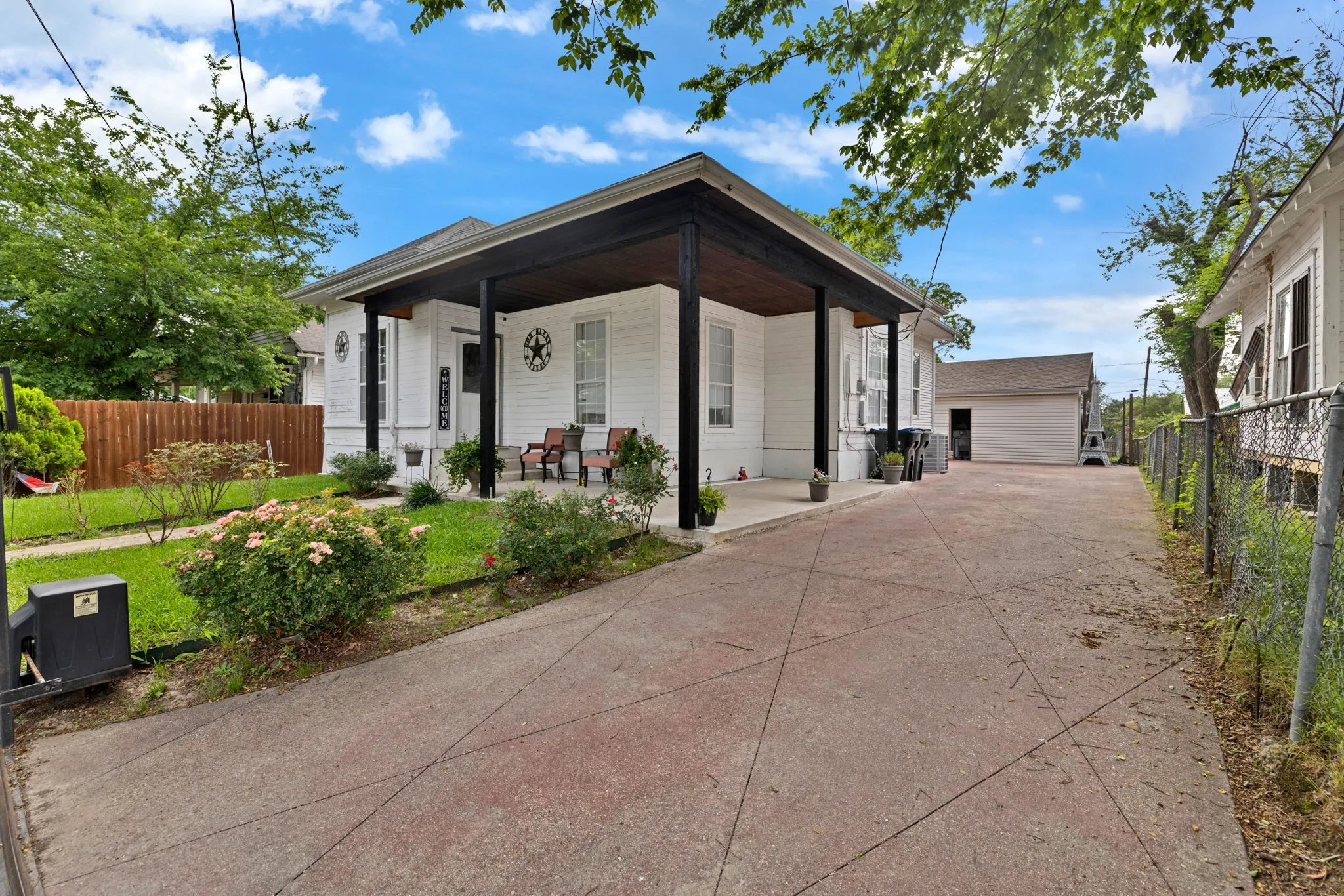 Single Family Residence For Sale in Hunt County , 1811 Wesley Street, Greenville, Texas 75401, 3 Bedroom, 1 Bathroom, 2 Garage spaces, 1,246 Sqft, built in 1945, mls#21278606, Real Estate Agent in Greenville, Homes For Sale in Hunt county, Homes For Sale in Greenville, Realtor in Greenville Texas, Real Estate Brokerage Independent Realty Texas, Luminita Cordes Realtor