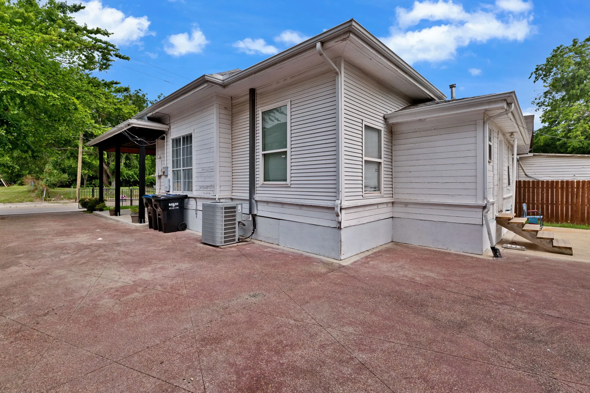 Single Family Residence For Sale in Hunt County , 1811 Wesley Street, Greenville, Texas 75401, 3 Bedroom, 1 Bathroom, 2 Garage spaces, 1,246 Sqft, built in 1945, mls#21278606, Real Estate Agent in Greenville, Homes For Sale in Hunt county, Homes For Sale in Greenville, Realtor in Greenville Texas, Real Estate Brokerage Independent Realty Texas, Luminita Cordes Realtor