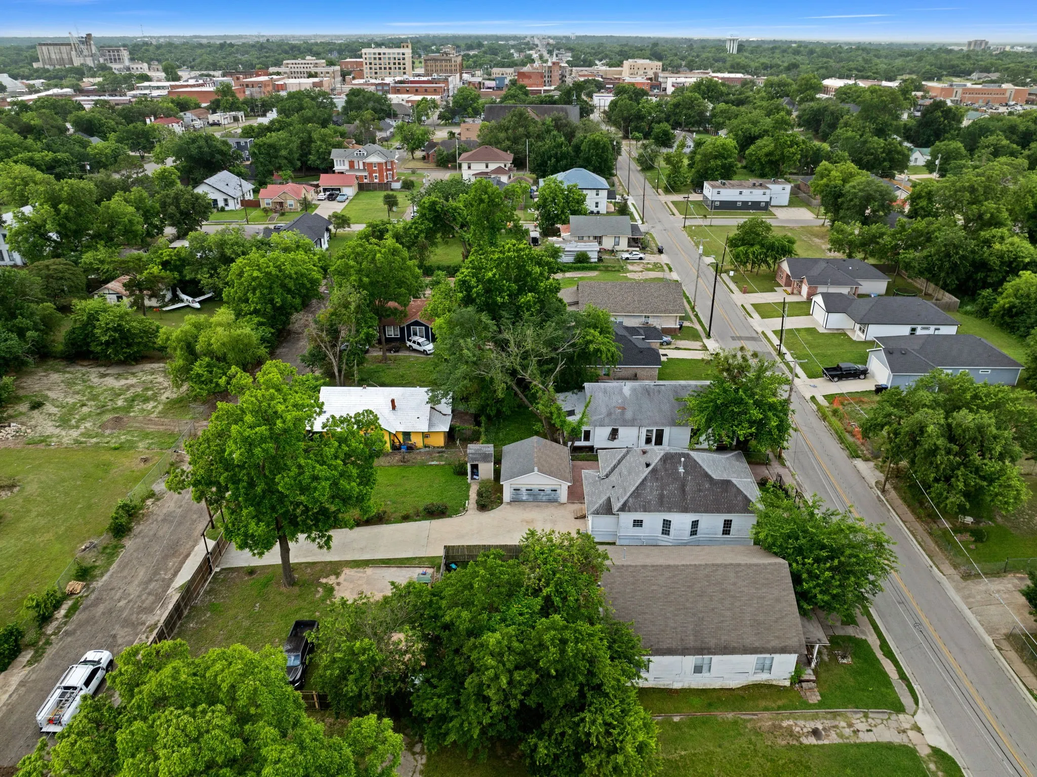 Single Family Residence For Sale in Hunt County , 1811 Wesley Street, Greenville, Texas 75401, 3 Bedroom, 1 Bathroom, 2 Garage spaces, 1,246 Sqft, built in 1945, mls#21278606, Real Estate Agent in Greenville, Homes For Sale in Hunt county, Homes For Sale in Greenville, Realtor in Greenville Texas, Real Estate Brokerage Independent Realty Texas, Luminita Cordes Realtor
