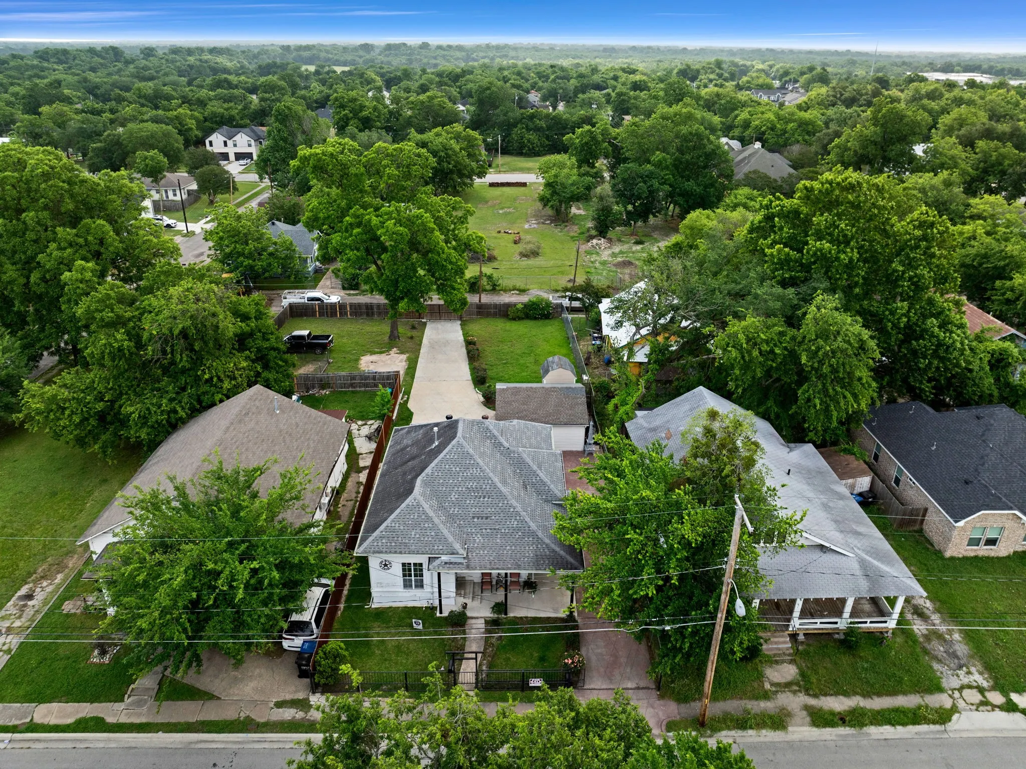 Single Family Residence For Sale in Hunt County , 1811 Wesley Street, Greenville, Texas 75401, 3 Bedroom, 1 Bathroom, 2 Garage spaces, 1,246 Sqft, built in 1945, mls#21278606, Real Estate Agent in Greenville, Homes For Sale in Hunt county, Homes For Sale in Greenville, Realtor in Greenville Texas, Real Estate Brokerage Independent Realty Texas, Luminita Cordes Realtor