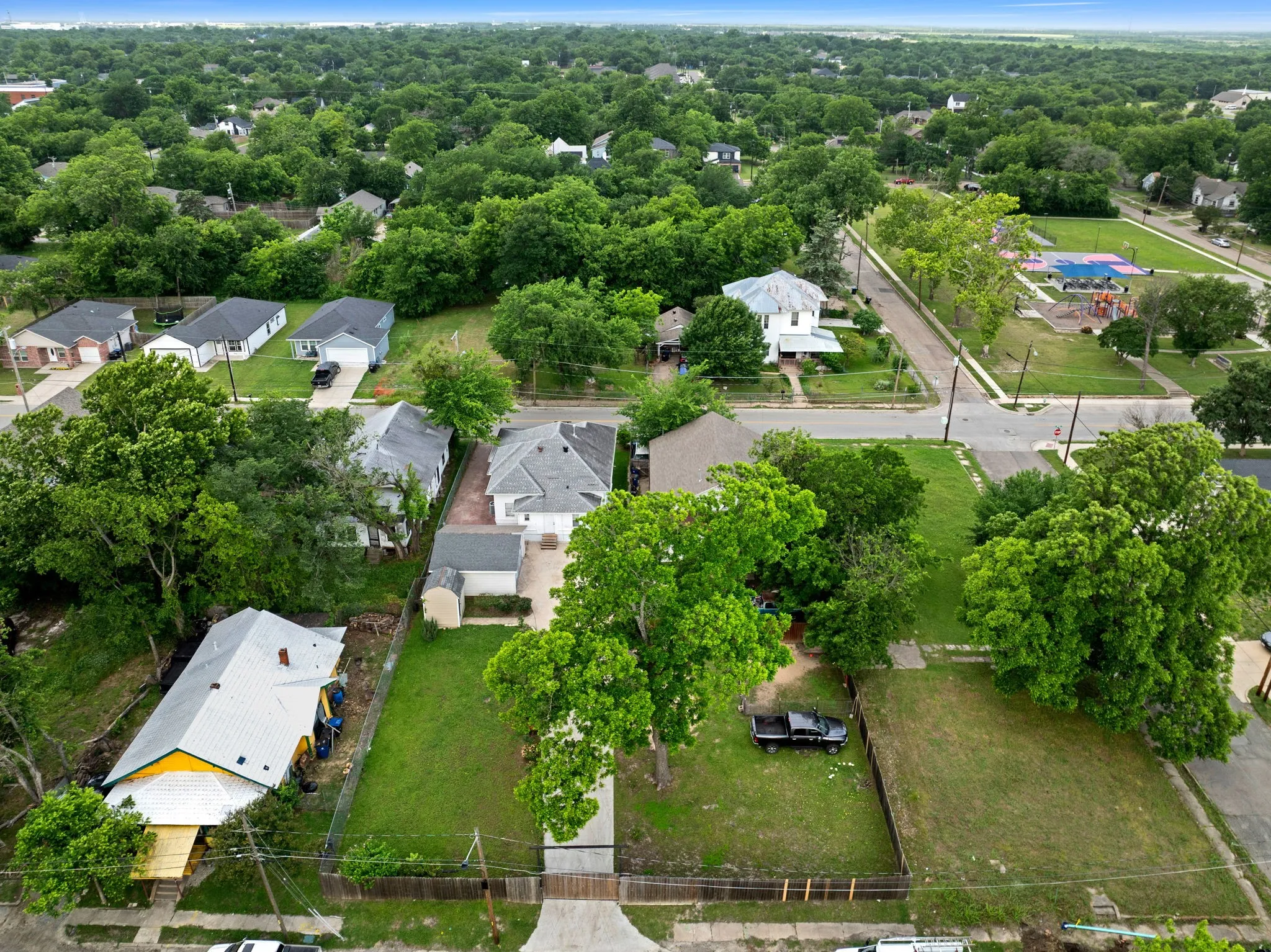 Single Family Residence For Sale in Hunt County , 1811 Wesley Street, Greenville, Texas 75401, 3 Bedroom, 1 Bathroom, 2 Garage spaces, 1,246 Sqft, built in 1945, mls#21278606, Real Estate Agent in Greenville, Homes For Sale in Hunt county, Homes For Sale in Greenville, Realtor in Greenville Texas, Real Estate Brokerage Independent Realty Texas, Luminita Cordes Realtor