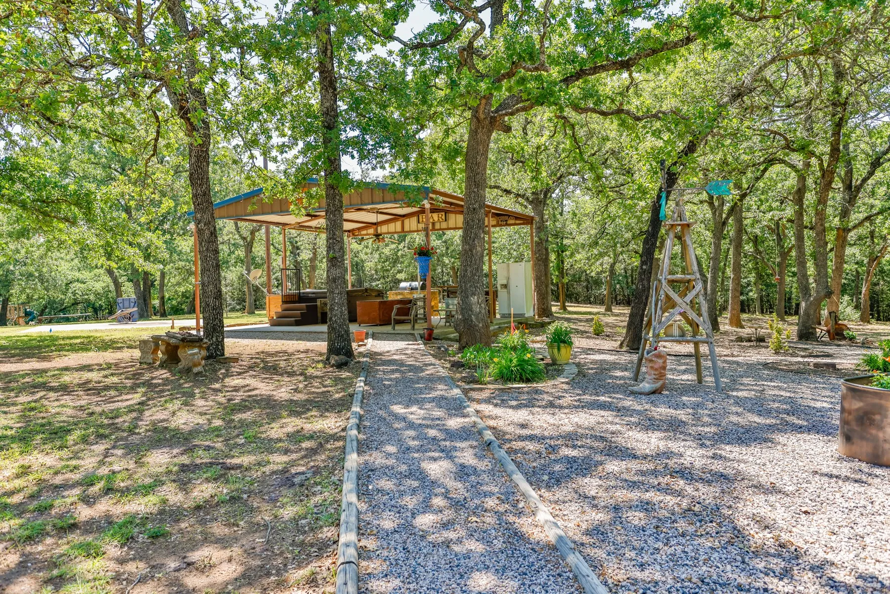 Single Family Residence For Sale in Cooke County , 4823 County Road 211, Gainesville, Texas 76240, 3 Bedroom, 3 Bathroom, 2 Garage spaces, 2,409 Sqft, built in 2000, mls#21278269, Real Estate Agent in Gainesville, Homes For Sale in Cooke county, Homes For Sale in Gainesville, Realtor in Gainesville Texas, Real Estate Brokerage Independent Realty Texas, Luminita Cordes Realtor