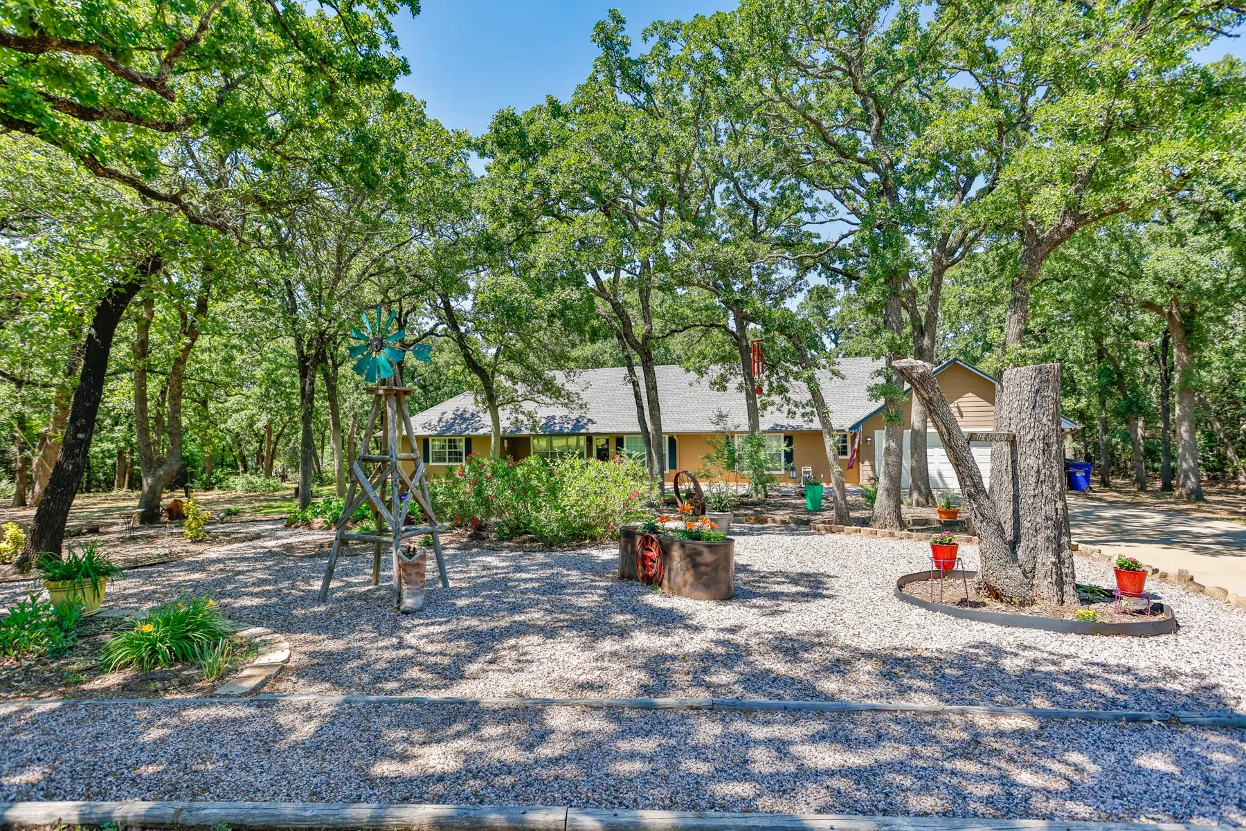 Single Family Residence For Sale in Cooke County , 4823 County Road 211, Gainesville, Texas 76240, 3 Bedroom, 3 Bathroom, 2 Garage spaces, 2,409 Sqft, built in 2000, mls#21278269, Real Estate Agent in Gainesville, Homes For Sale in Cooke county, Homes For Sale in Gainesville, Realtor in Gainesville Texas, Real Estate Brokerage Independent Realty Texas, Luminita Cordes Realtor