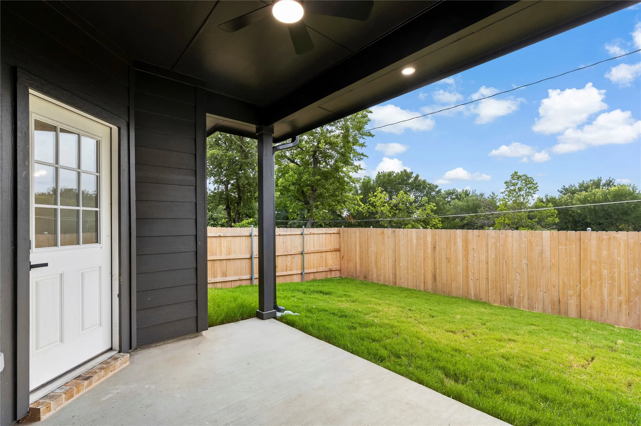 Covered patio with recessed lighting and a ceiling fan