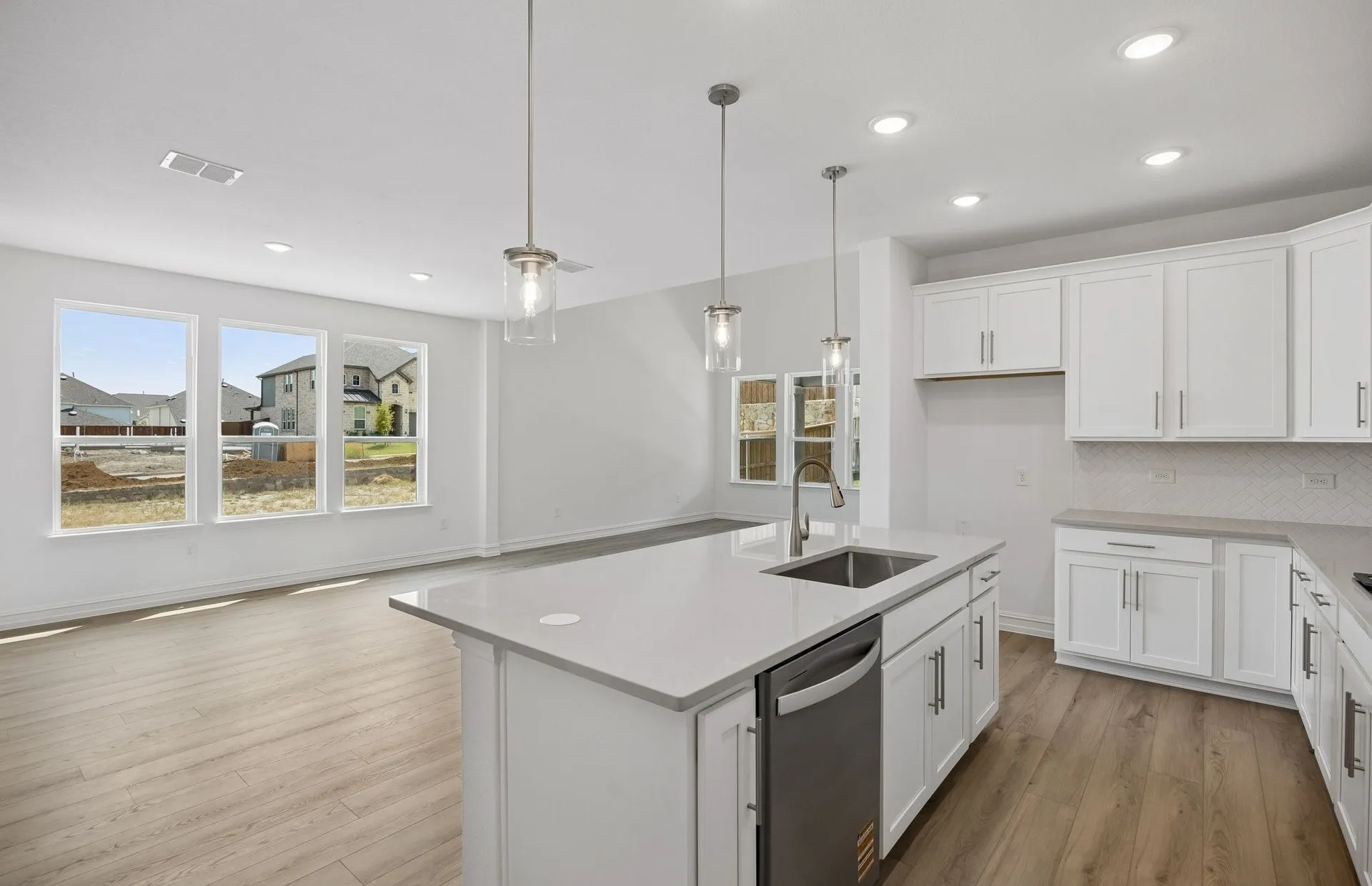Beautiful pendent lighting in kitchen