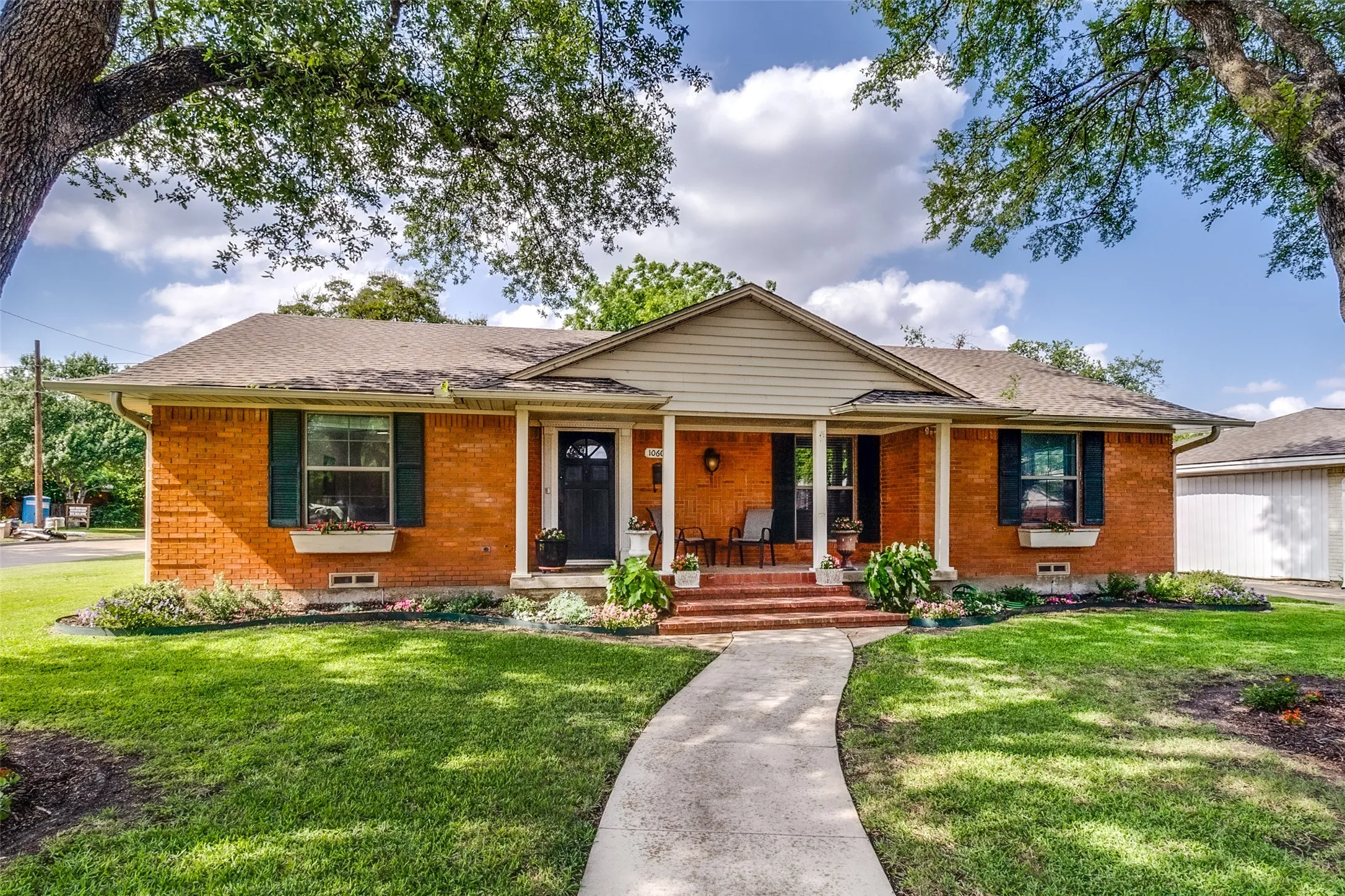 Single Family Residence For Sale in Dallas County , 10605 Le Mans Drive, Dallas, Texas 75238, 3 Bedrooms, 2 Bathrooms, 2 Garage spaces, 1,514 Sqft, built in 1959, Price $575,000, mls#21275789, Real Estate Agent in Dallas, Homes For Sale in Dallas county, Homes For Sale in Dallas, Realtor in Dallas Texas, Real Estate Brokerage Independent Realty Texas, Luminita Cordes Realtor