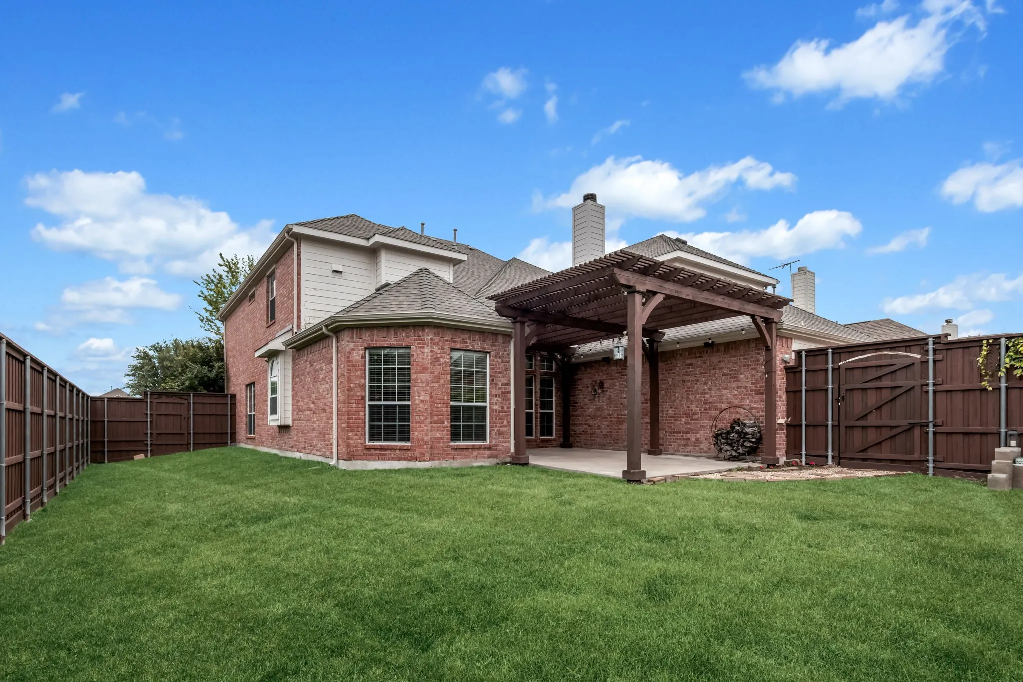 SPACIOUS PRIVATE BACKYARD!