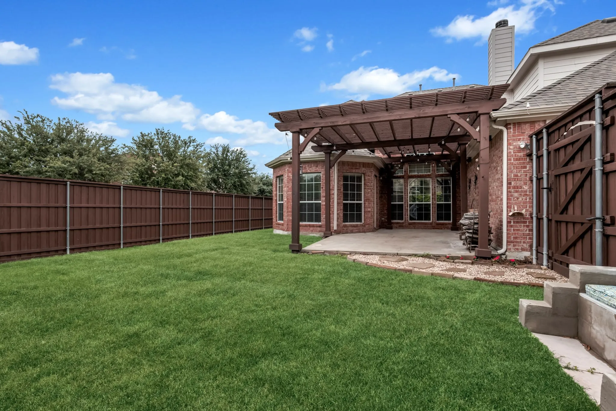 BACKYARD WITH COMPLETE PRIVACY!