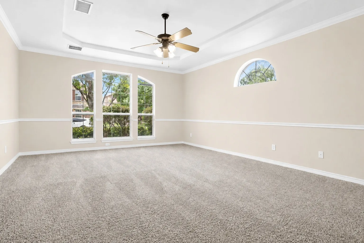 HUGE PRIMARY SUITE WITH BRAND NEW CARPET