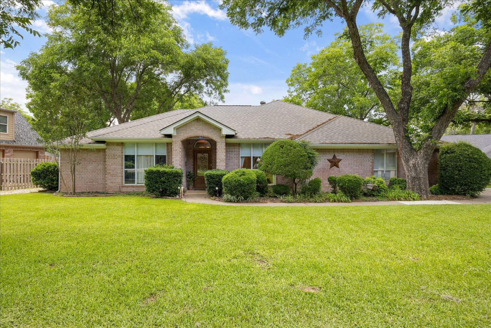 Single Family Residence For Sale in Hood County , 8912 Green Leaves Drive, Granbury, Texas 76049, 3 Bedroom, 2 Bathroom, 2 Garage spaces, 1,977 Sqft, built in 1994, mls#21278658, Real Estate Agent in Granbury, Homes For Sale in Hood county, Homes For Sale in Granbury, Realtor in Granbury Texas, Real Estate Brokerage Independent Realty Texas, Luminita Cordes Realtor