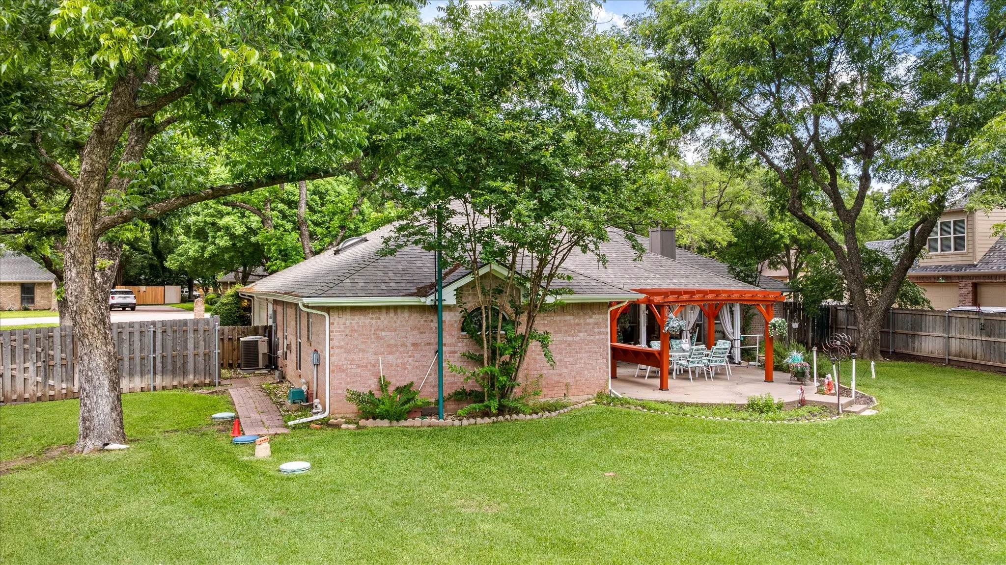 Single Family Residence For Sale in Hood County , 8912 Green Leaves Drive, Granbury, Texas 76049, 3 Bedroom, 2 Bathroom, 2 Garage spaces, 1,977 Sqft, built in 1994, mls#21278658, Real Estate Agent in Granbury, Homes For Sale in Hood county, Homes For Sale in Granbury, Realtor in Granbury Texas, Real Estate Brokerage Independent Realty Texas, Luminita Cordes Realtor