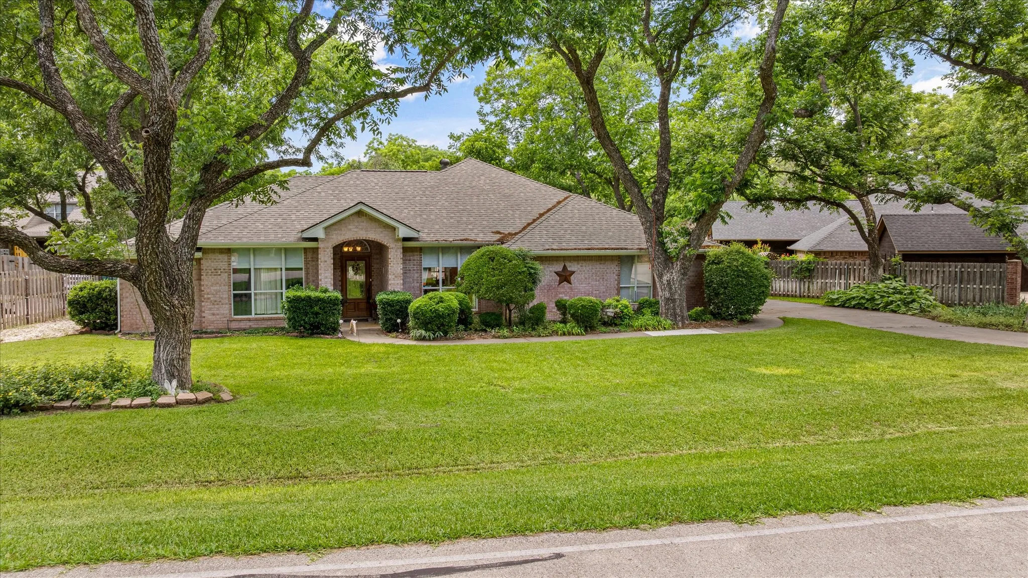 Single Family Residence For Sale in Hood County , 8912 Green Leaves Drive, Granbury, Texas 76049, 3 Bedroom, 2 Bathroom, 2 Garage spaces, 1,977 Sqft, built in 1994, mls#21278658, Real Estate Agent in Granbury, Homes For Sale in Hood county, Homes For Sale in Granbury, Realtor in Granbury Texas, Real Estate Brokerage Independent Realty Texas, Luminita Cordes Realtor