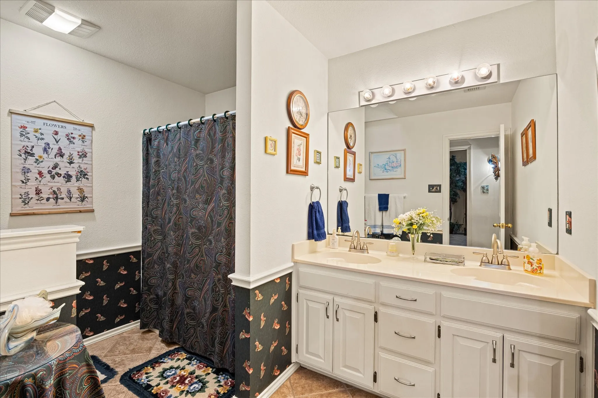 Single Family Residence For Sale in Hood County , 8912 Green Leaves Drive, Granbury, Texas 76049, 3 Bedroom, 2 Bathroom, 2 Garage spaces, 1,977 Sqft, built in 1994, mls#21278658, Real Estate Agent in Granbury, Homes For Sale in Hood county, Homes For Sale in Granbury, Realtor in Granbury Texas, Real Estate Brokerage Independent Realty Texas, Luminita Cordes Realtor