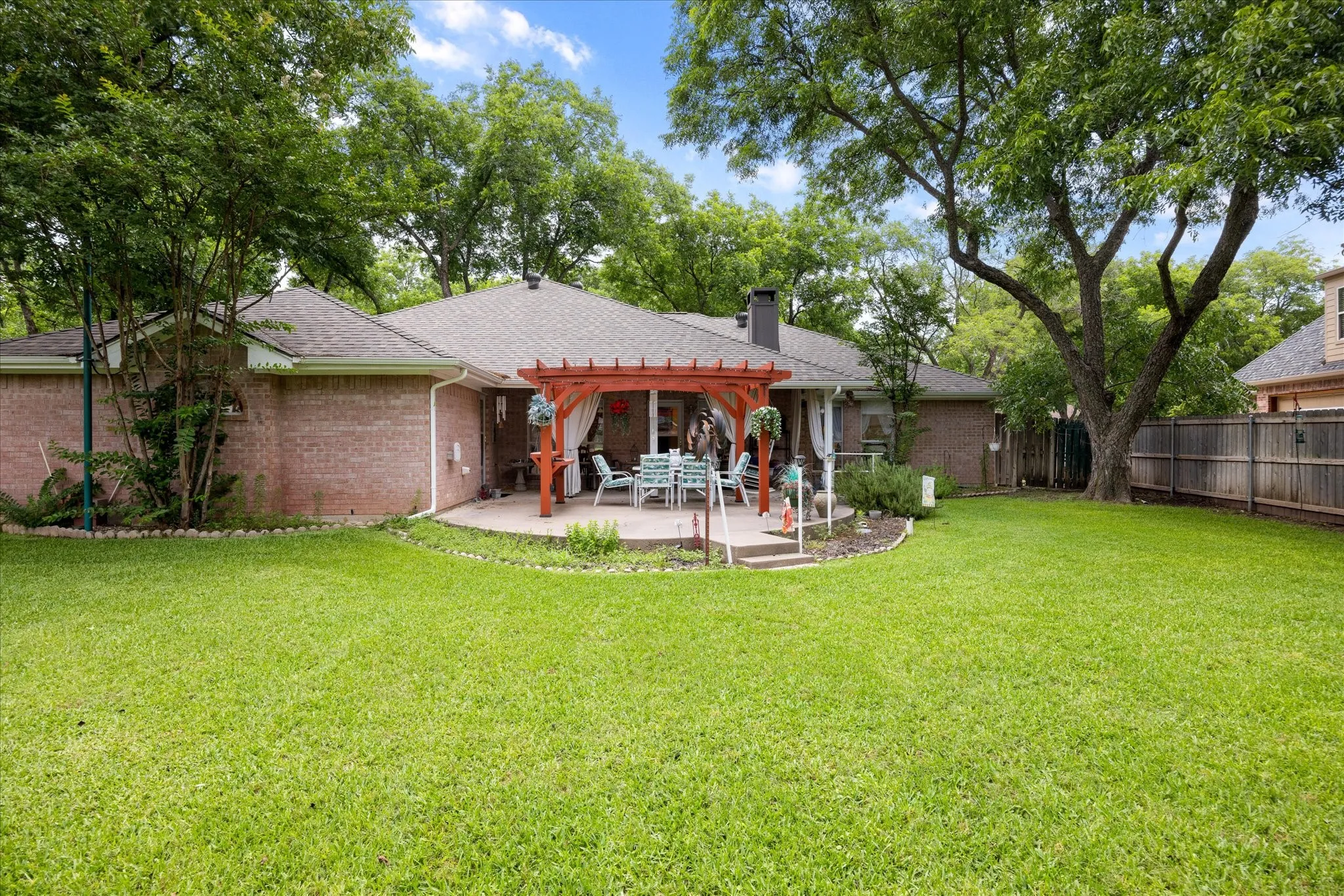 Single Family Residence For Sale in Hood County , 8912 Green Leaves Drive, Granbury, Texas 76049, 3 Bedroom, 2 Bathroom, 2 Garage spaces, 1,977 Sqft, built in 1994, mls#21278658, Real Estate Agent in Granbury, Homes For Sale in Hood county, Homes For Sale in Granbury, Realtor in Granbury Texas, Real Estate Brokerage Independent Realty Texas, Luminita Cordes Realtor