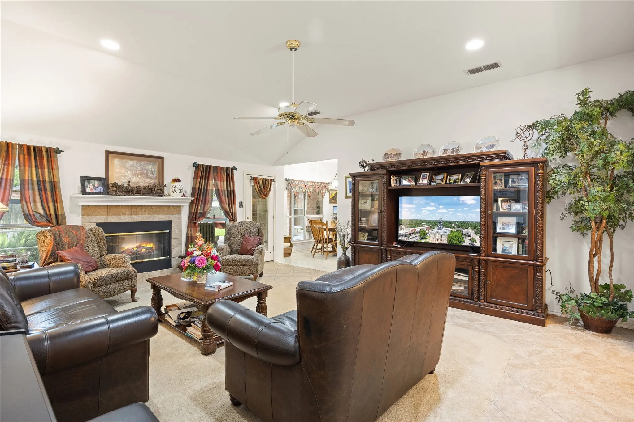 Single Family Residence For Sale in Hood County , 8912 Green Leaves Drive, Granbury, Texas 76049, 3 Bedroom, 2 Bathroom, 2 Garage spaces, 1,977 Sqft, built in 1994, mls#21278658, Real Estate Agent in Granbury, Homes For Sale in Hood county, Homes For Sale in Granbury, Realtor in Granbury Texas, Real Estate Brokerage Independent Realty Texas, Luminita Cordes Realtor