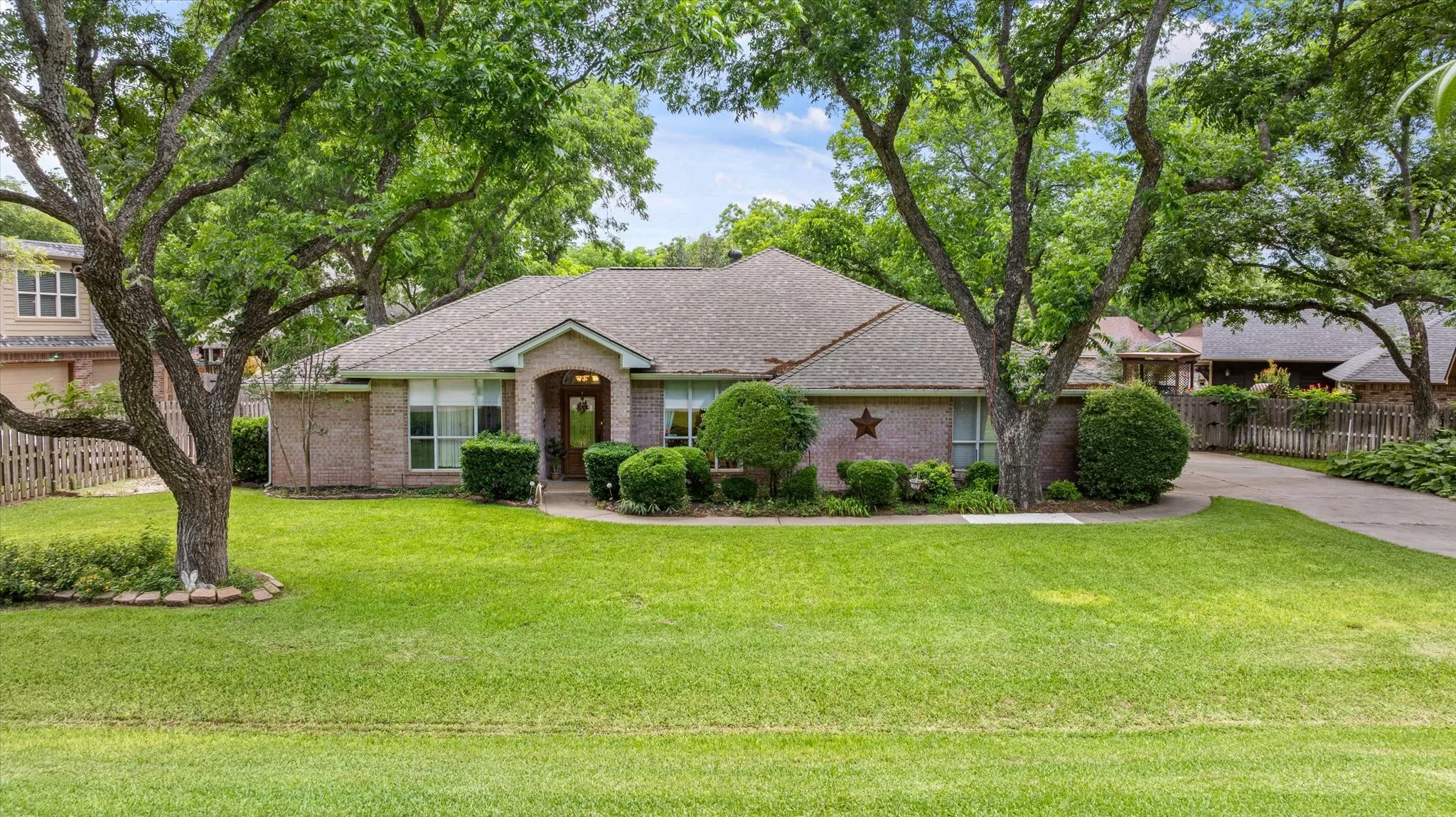 Single Family Residence For Sale in Hood County , 8912 Green Leaves Drive, Granbury, Texas 76049, 3 Bedroom, 2 Bathroom, 2 Garage spaces, 1,977 Sqft, built in 1994, mls#21278658, Real Estate Agent in Granbury, Homes For Sale in Hood county, Homes For Sale in Granbury, Realtor in Granbury Texas, Real Estate Brokerage Independent Realty Texas, Luminita Cordes Realtor