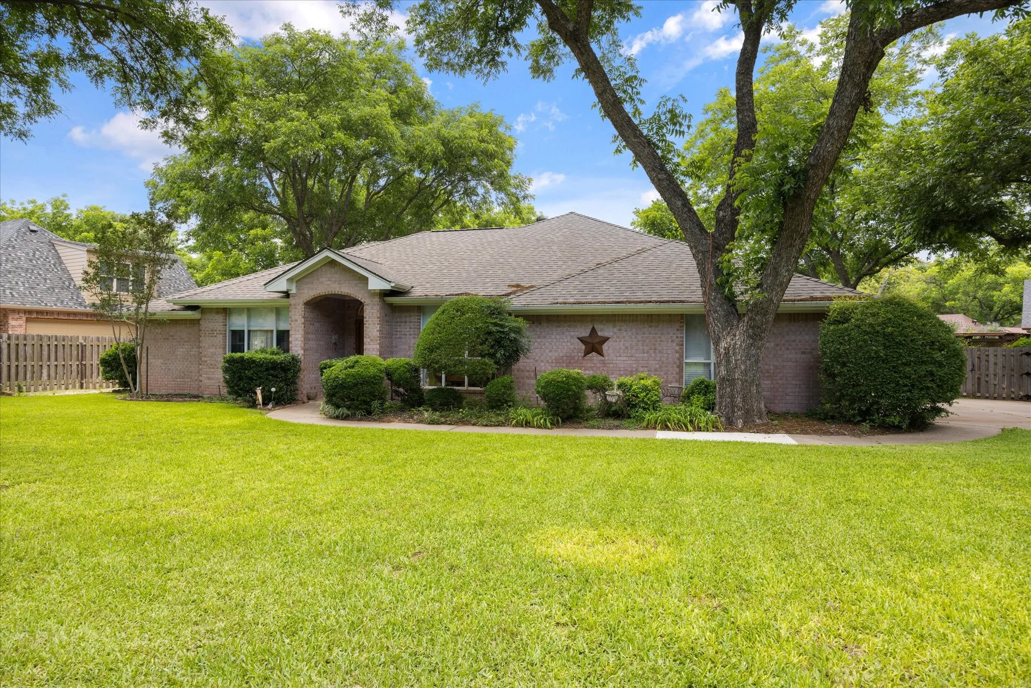 Single Family Residence For Sale in Hood County , 8912 Green Leaves Drive, Granbury, Texas 76049, 3 Bedroom, 2 Bathroom, 2 Garage spaces, 1,977 Sqft, built in 1994, mls#21278658, Real Estate Agent in Granbury, Homes For Sale in Hood county, Homes For Sale in Granbury, Realtor in Granbury Texas, Real Estate Brokerage Independent Realty Texas, Luminita Cordes Realtor