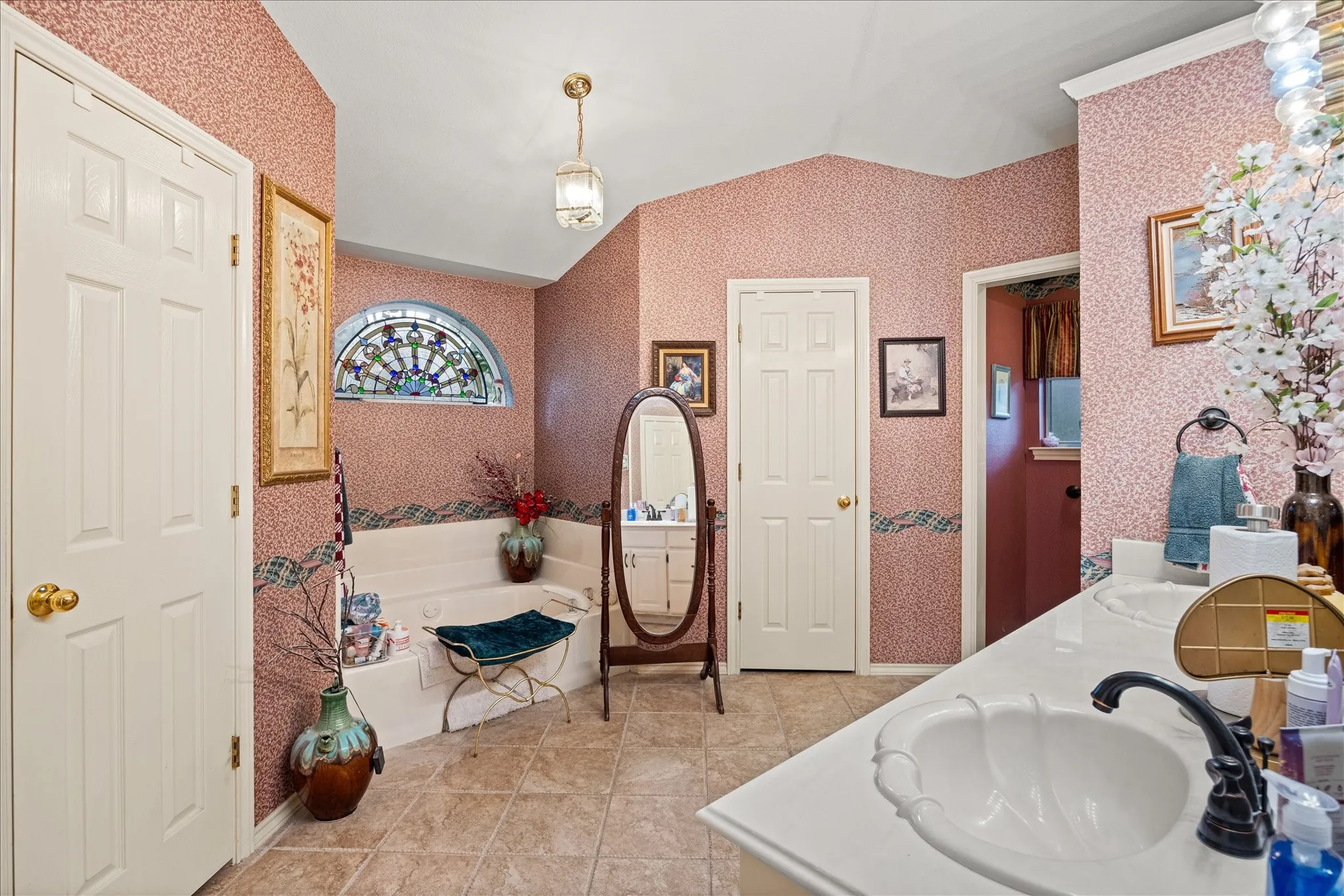 Single Family Residence For Sale in Hood County , 8912 Green Leaves Drive, Granbury, Texas 76049, 3 Bedroom, 2 Bathroom, 2 Garage spaces, 1,977 Sqft, built in 1994, mls#21278658, Real Estate Agent in Granbury, Homes For Sale in Hood county, Homes For Sale in Granbury, Realtor in Granbury Texas, Real Estate Brokerage Independent Realty Texas, Luminita Cordes Realtor