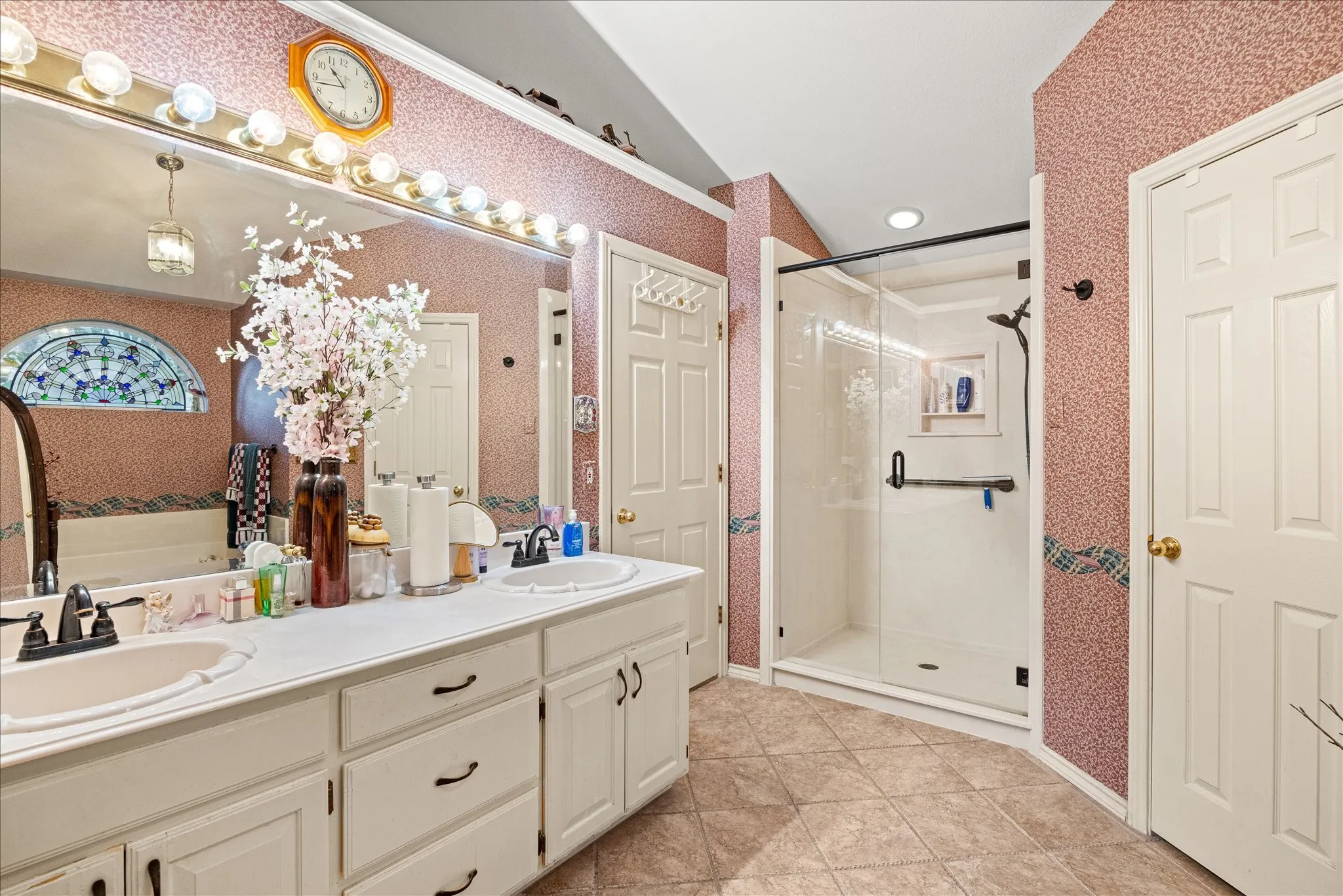 Single Family Residence For Sale in Hood County , 8912 Green Leaves Drive, Granbury, Texas 76049, 3 Bedroom, 2 Bathroom, 2 Garage spaces, 1,977 Sqft, built in 1994, mls#21278658, Real Estate Agent in Granbury, Homes For Sale in Hood county, Homes For Sale in Granbury, Realtor in Granbury Texas, Real Estate Brokerage Independent Realty Texas, Luminita Cordes Realtor