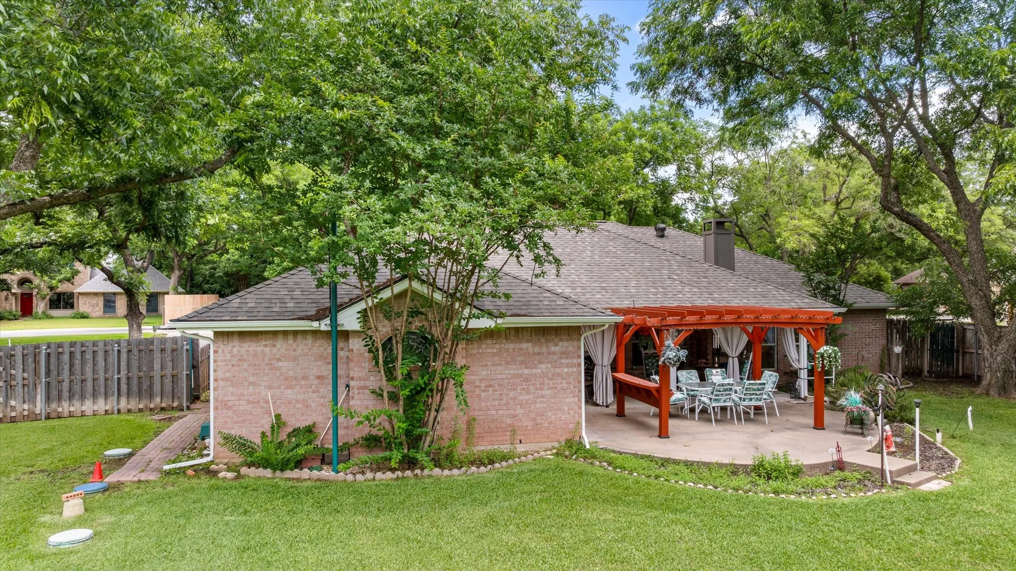 Single Family Residence For Sale in Hood County , 8912 Green Leaves Drive, Granbury, Texas 76049, 3 Bedroom, 2 Bathroom, 2 Garage spaces, 1,977 Sqft, built in 1994, mls#21278658, Real Estate Agent in Granbury, Homes For Sale in Hood county, Homes For Sale in Granbury, Realtor in Granbury Texas, Real Estate Brokerage Independent Realty Texas, Luminita Cordes Realtor