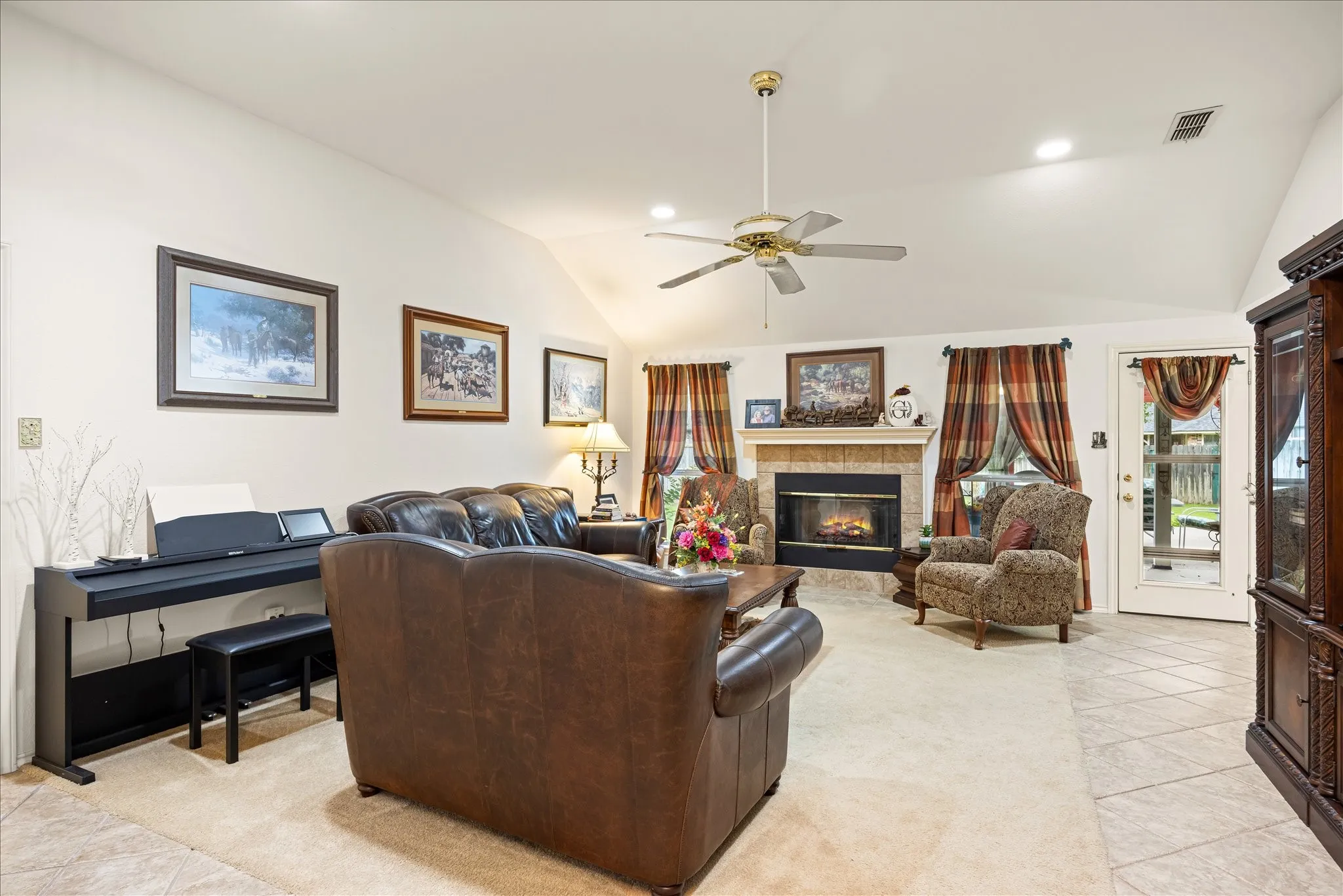Single Family Residence For Sale in Hood County , 8912 Green Leaves Drive, Granbury, Texas 76049, 3 Bedroom, 2 Bathroom, 2 Garage spaces, 1,977 Sqft, built in 1994, mls#21278658, Real Estate Agent in Granbury, Homes For Sale in Hood county, Homes For Sale in Granbury, Realtor in Granbury Texas, Real Estate Brokerage Independent Realty Texas, Luminita Cordes Realtor