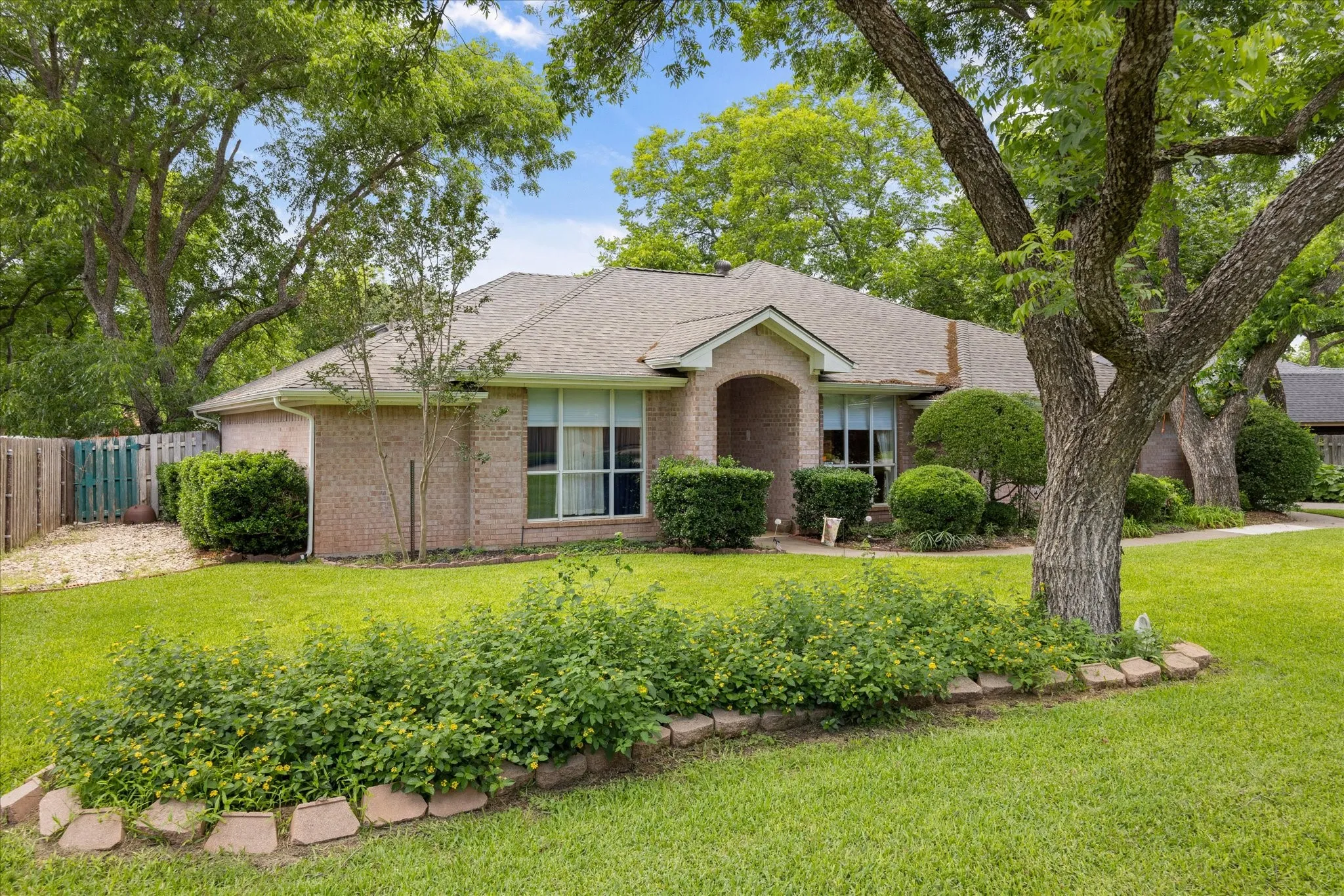 Single Family Residence For Sale in Hood County , 8912 Green Leaves Drive, Granbury, Texas 76049, 3 Bedroom, 2 Bathroom, 2 Garage spaces, 1,977 Sqft, built in 1994, mls#21278658, Real Estate Agent in Granbury, Homes For Sale in Hood county, Homes For Sale in Granbury, Realtor in Granbury Texas, Real Estate Brokerage Independent Realty Texas, Luminita Cordes Realtor