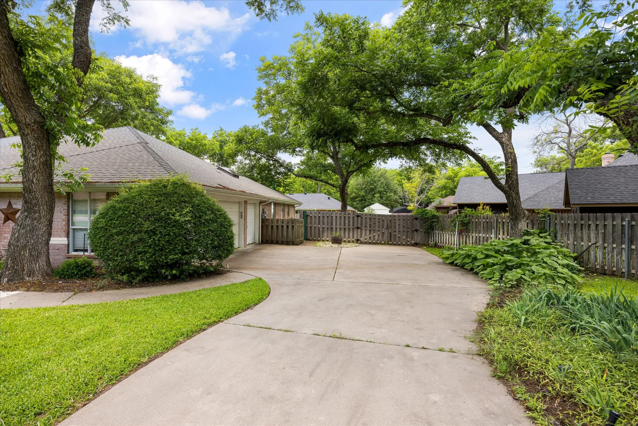 Single Family Residence For Sale in Hood County , 8912 Green Leaves Drive, Granbury, Texas 76049, 3 Bedroom, 2 Bathroom, 2 Garage spaces, 1,977 Sqft, built in 1994, mls#21278658, Real Estate Agent in Granbury, Homes For Sale in Hood county, Homes For Sale in Granbury, Realtor in Granbury Texas, Real Estate Brokerage Independent Realty Texas, Luminita Cordes Realtor