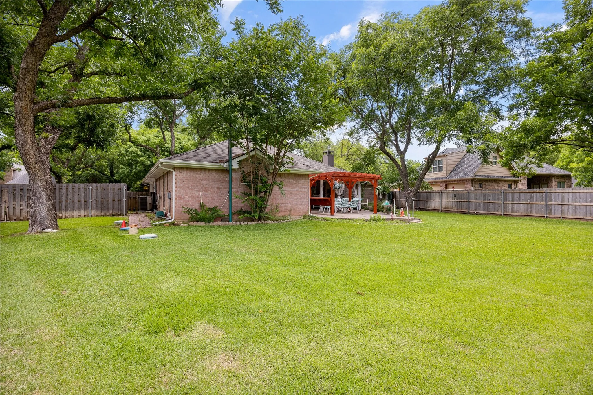 Single Family Residence For Sale in Hood County , 8912 Green Leaves Drive, Granbury, Texas 76049, 3 Bedroom, 2 Bathroom, 2 Garage spaces, 1,977 Sqft, built in 1994, mls#21278658, Real Estate Agent in Granbury, Homes For Sale in Hood county, Homes For Sale in Granbury, Realtor in Granbury Texas, Real Estate Brokerage Independent Realty Texas, Luminita Cordes Realtor