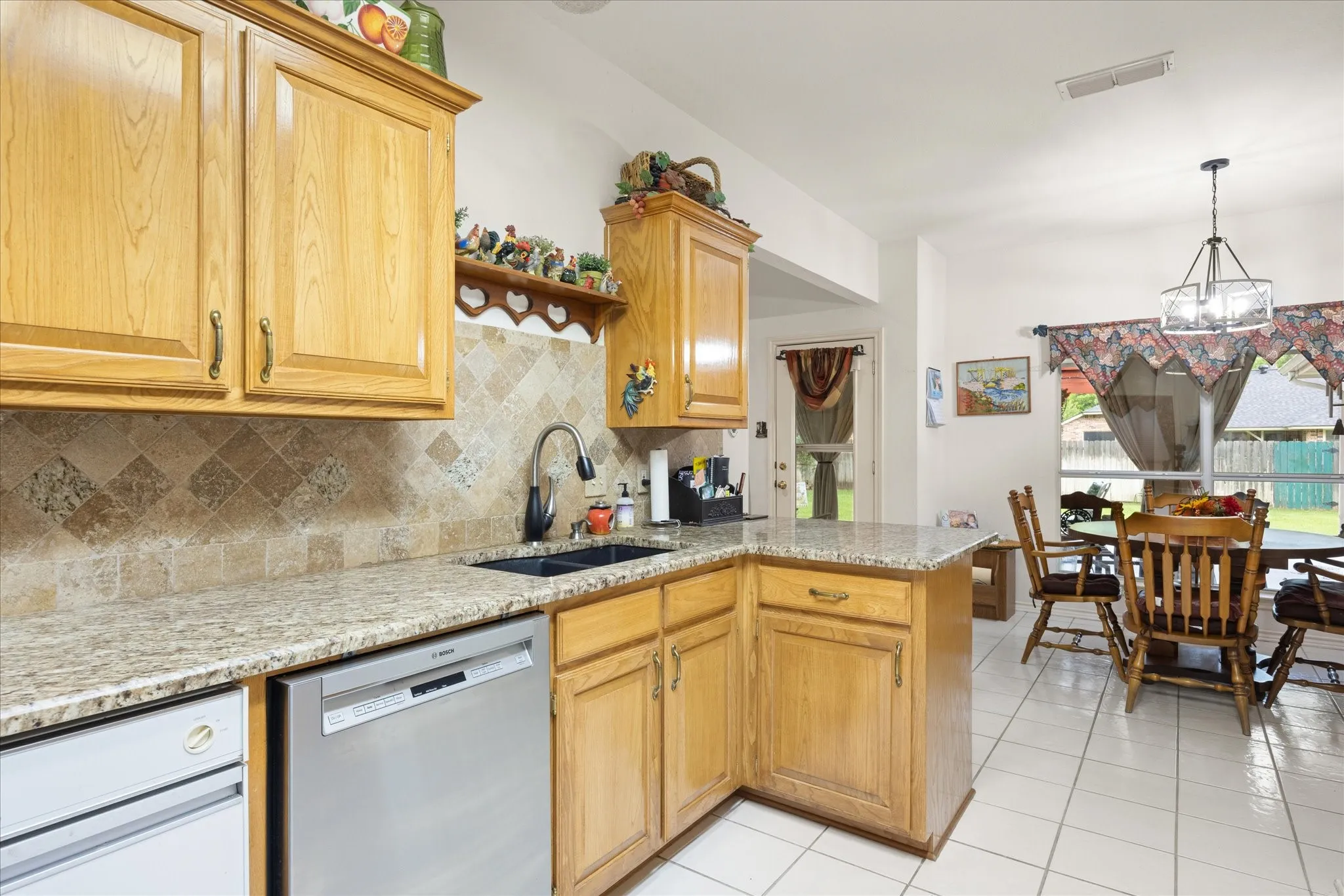 Single Family Residence For Sale in Hood County , 8912 Green Leaves Drive, Granbury, Texas 76049, 3 Bedroom, 2 Bathroom, 2 Garage spaces, 1,977 Sqft, built in 1994, mls#21278658, Real Estate Agent in Granbury, Homes For Sale in Hood county, Homes For Sale in Granbury, Realtor in Granbury Texas, Real Estate Brokerage Independent Realty Texas, Luminita Cordes Realtor