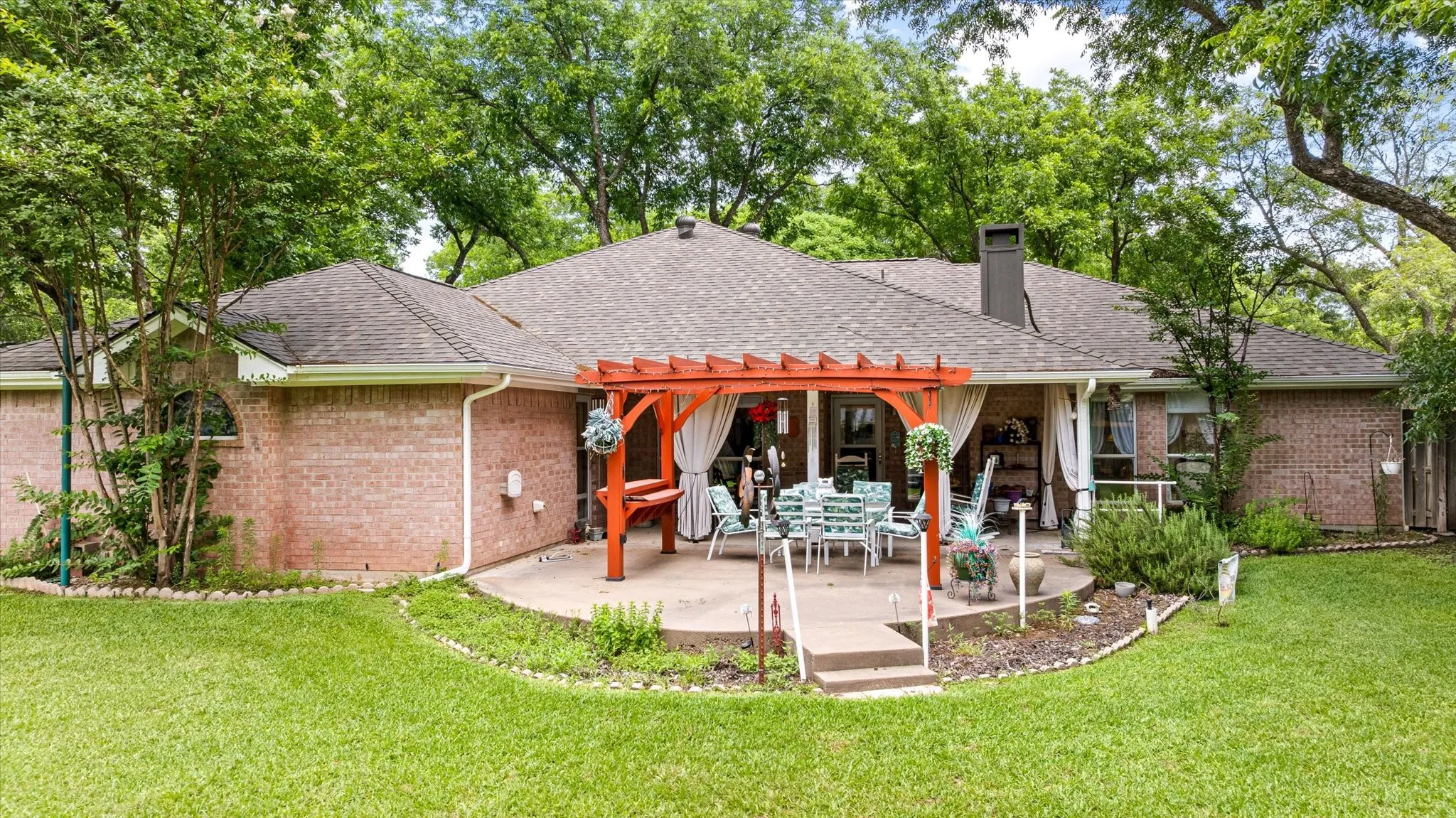Single Family Residence For Sale in Hood County , 8912 Green Leaves Drive, Granbury, Texas 76049, 3 Bedroom, 2 Bathroom, 2 Garage spaces, 1,977 Sqft, built in 1994, mls#21278658, Real Estate Agent in Granbury, Homes For Sale in Hood county, Homes For Sale in Granbury, Realtor in Granbury Texas, Real Estate Brokerage Independent Realty Texas, Luminita Cordes Realtor
