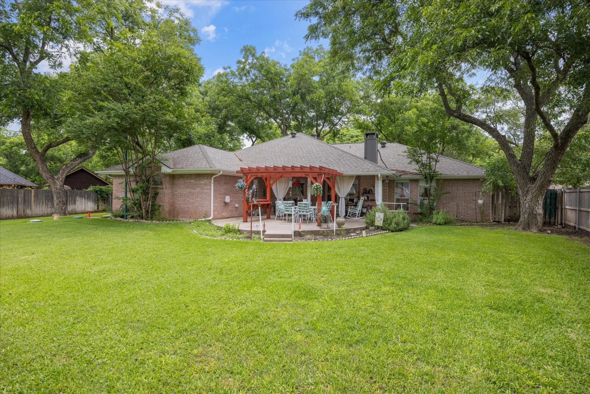 Single Family Residence For Sale in Hood County , 8912 Green Leaves Drive, Granbury, Texas 76049, 3 Bedroom, 2 Bathroom, 2 Garage spaces, 1,977 Sqft, built in 1994, mls#21278658, Real Estate Agent in Granbury, Homes For Sale in Hood county, Homes For Sale in Granbury, Realtor in Granbury Texas, Real Estate Brokerage Independent Realty Texas, Luminita Cordes Realtor