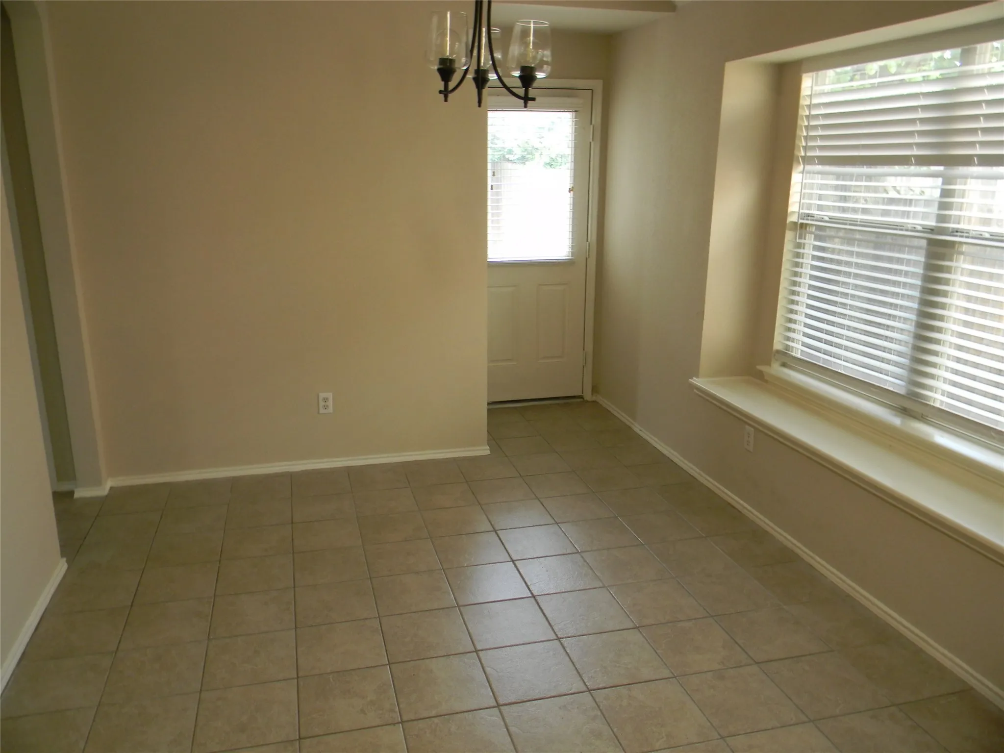 Single Family Residence For Rent in Tarrant County , 11929 Porcupine Drive, Fort Worth, Texas 76244, 4 Bedrooms, 2 Bathrooms, 2 Garage spaces, 1,553 Sqft, built in 2004, Price $2,200, mls#21278663, Real Estate Agent in Fort Worth, Homes For Rent in Tarrant county, Homes For Rent in Fort Worth, Realtor in Fort Worth Texas, Real Estate Brokerage Independent Realty Texas, Luminita Cordes Realtor