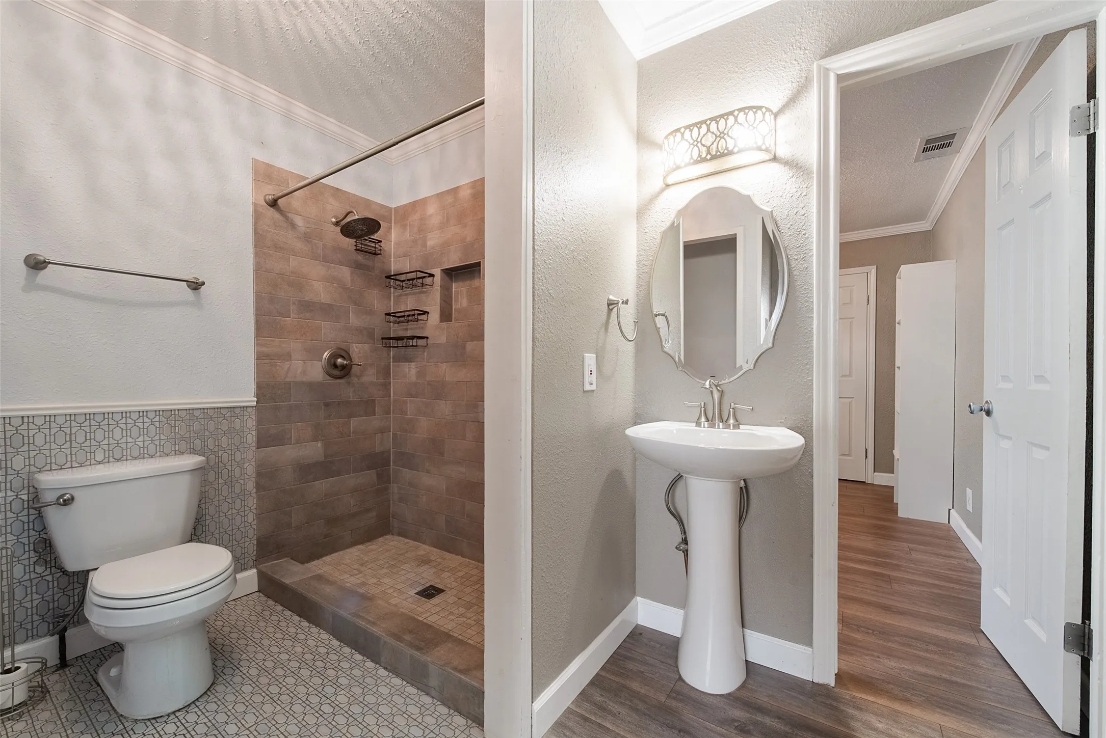 Single Family Residence For Sale in Tarrant County , 4913 Calmont Avenue, Fort Worth, Texas 76107, 3 Bedroom, 2 Bathroom, Garage spaces, 1,076 Sqft, built in 1949, Price $330,000, mls#21278525, Real Estate Agent in Fort Worth, Homes For Sale in Tarrant county, Homes For Sale in Fort Worth, Realtor in Fort Worth Texas, Real Estate Brokerage Independent Realty Texas, Luminita Cordes Realtor