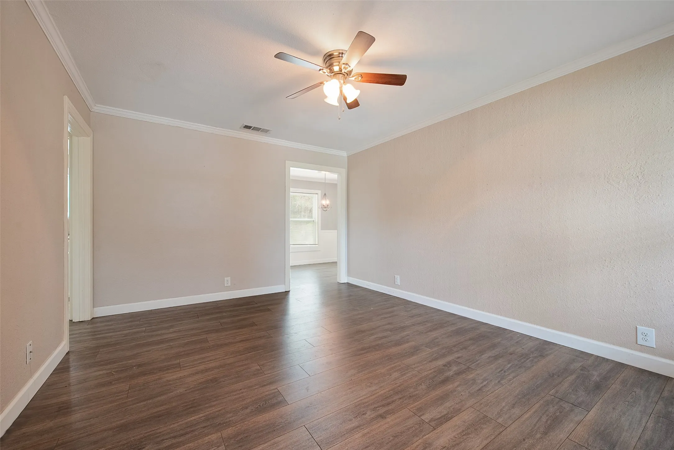 Single Family Residence For Sale in Tarrant County , 4913 Calmont Avenue, Fort Worth, Texas 76107, 3 Bedroom, 2 Bathroom, Garage spaces, 1,076 Sqft, built in 1949, Price $330,000, mls#21278525, Real Estate Agent in Fort Worth, Homes For Sale in Tarrant county, Homes For Sale in Fort Worth, Realtor in Fort Worth Texas, Real Estate Brokerage Independent Realty Texas, Luminita Cordes Realtor